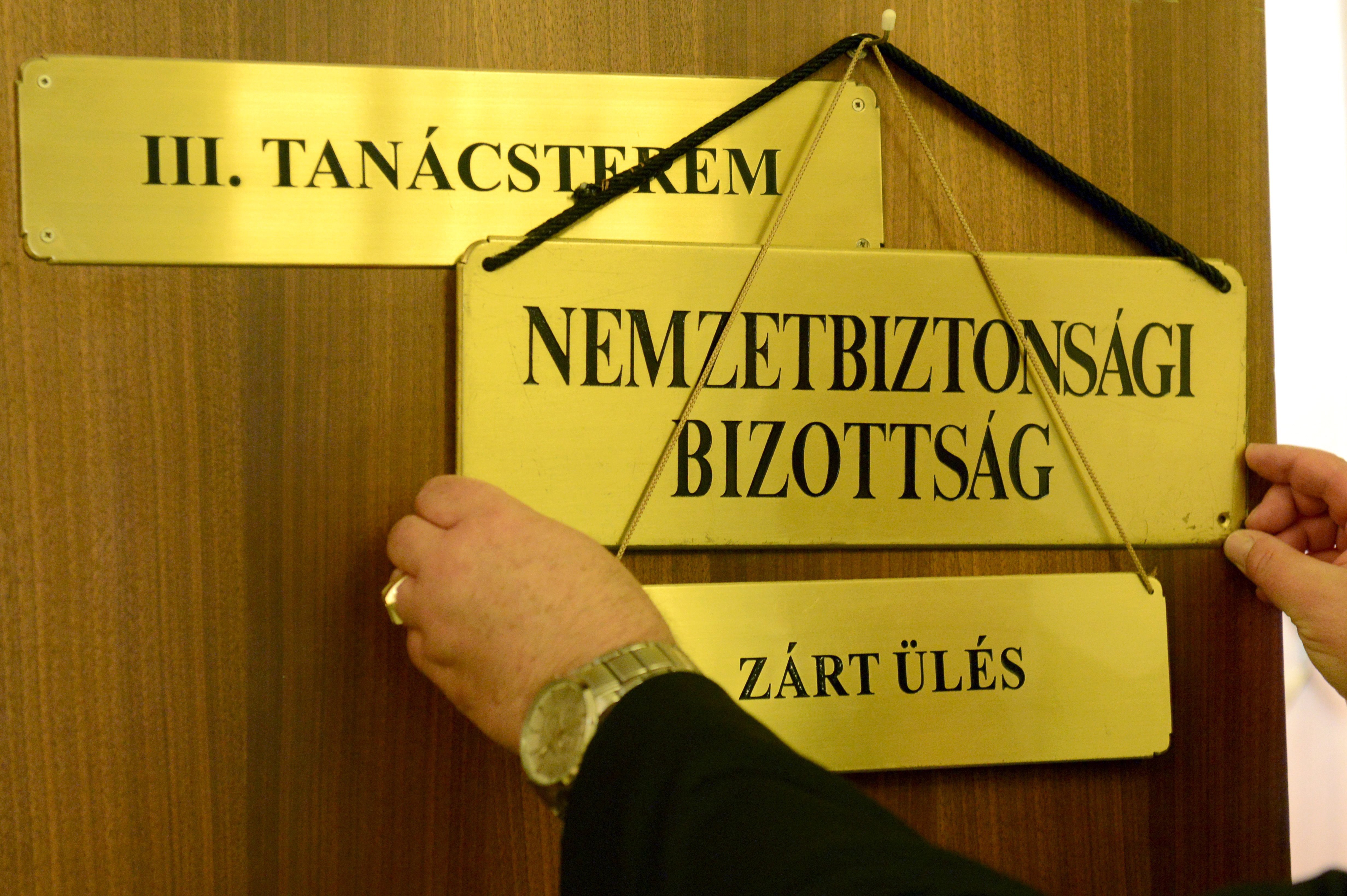 Zárt ülést jelző felirat az Országgyűlés nemzetbiztonsági bizottságának ülése előtt, amelyen meghallgatták Lázár János akkori Miniszterelnökséget vezető minisztert a Képviselői Irodaházban 2016. június 6-án.