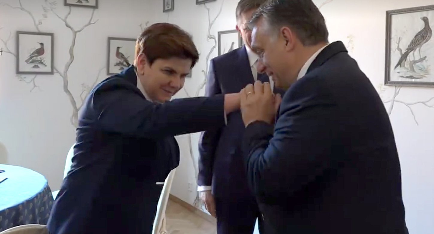 Orbán Viktor, az örök gavallér kezet csókolt a lengyel miniszterelnöknek, de az nem nagyon örült neki