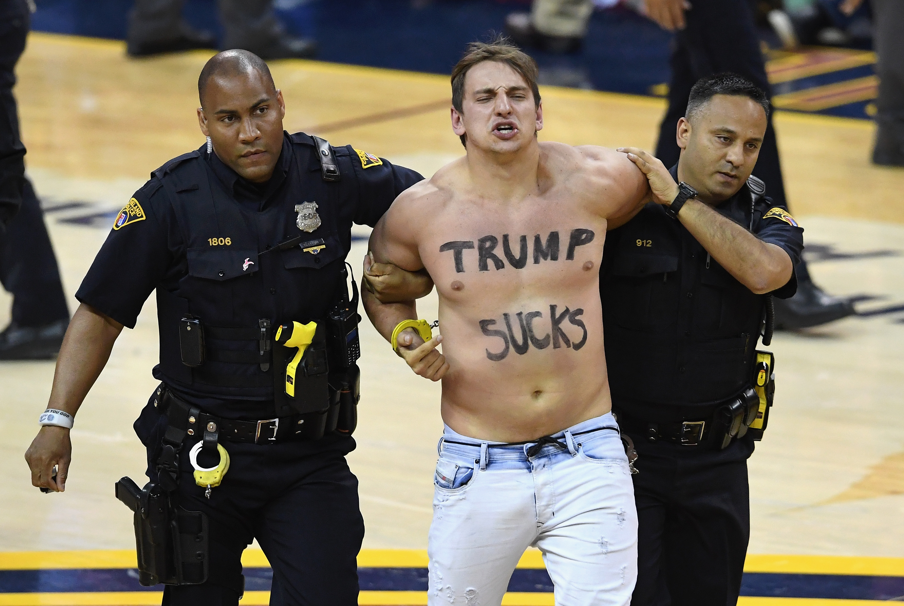 Trump sucks! Az NBA döntőjén rohant be a pályára félmeztelen férfi