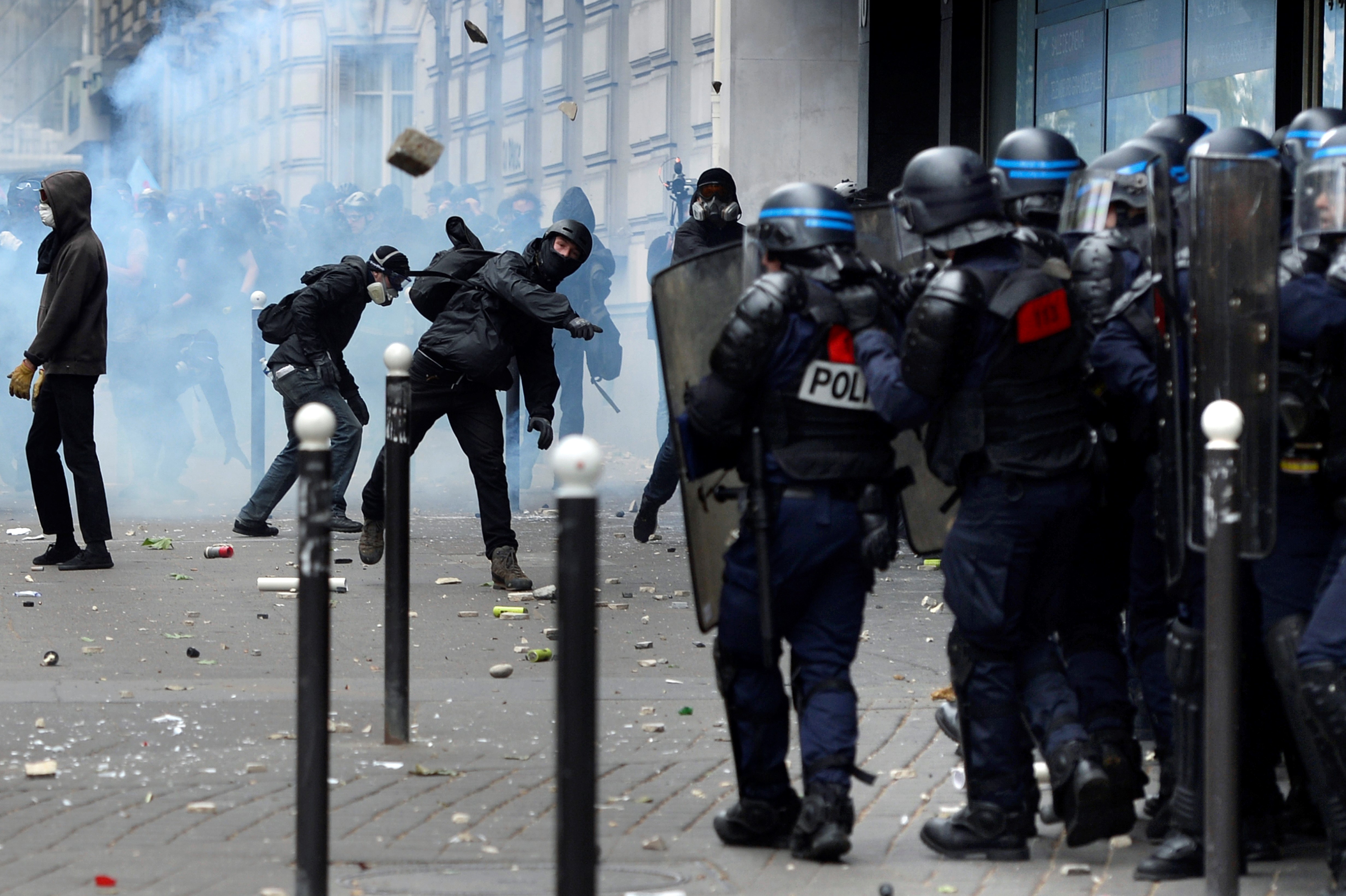 A foci-Eb alatt is folytatódnak az utcai harcok Párizsban