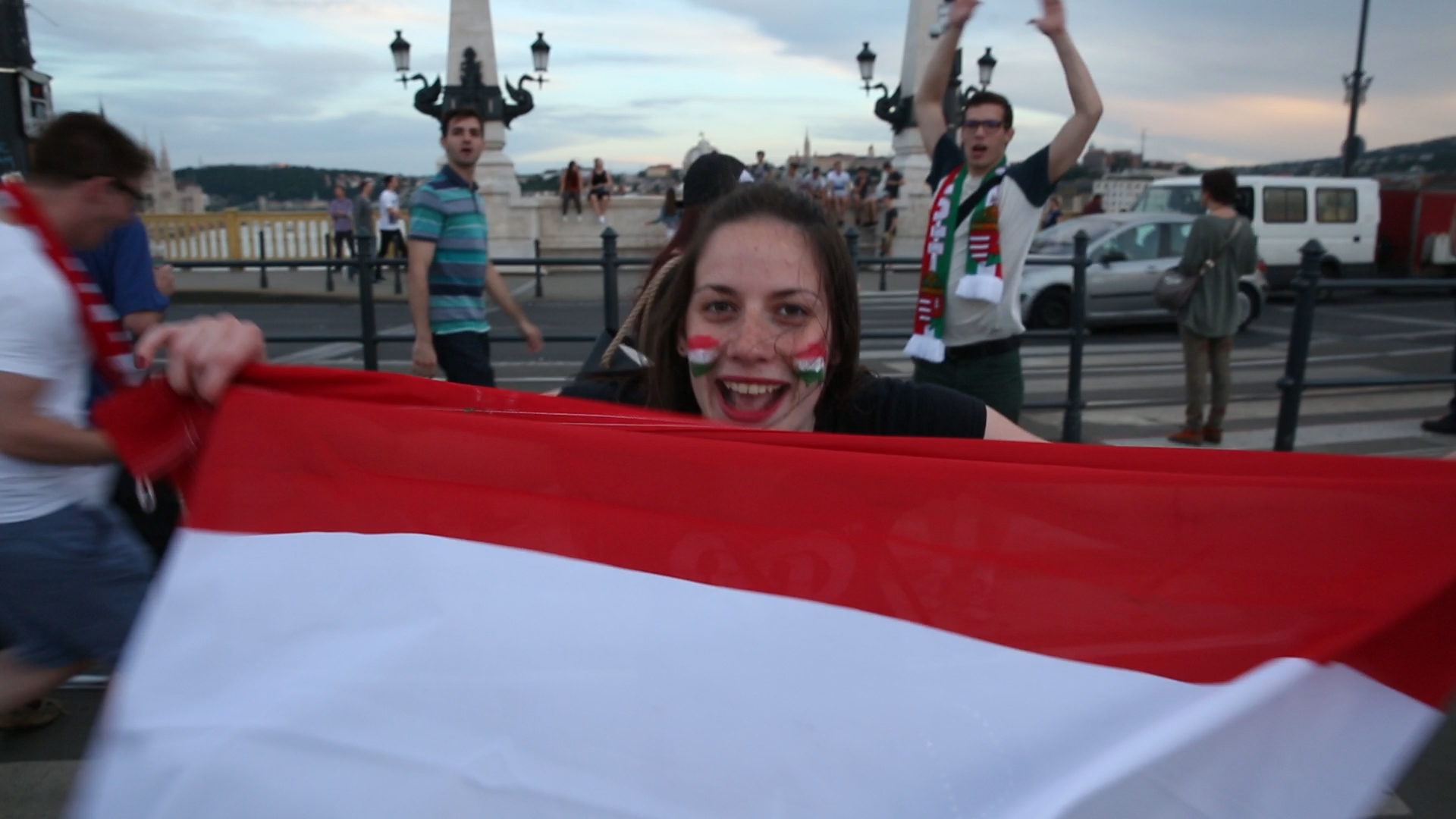 Elképesztő hangulat, utcai ünneplés Budapesten a válogatott győzelme után