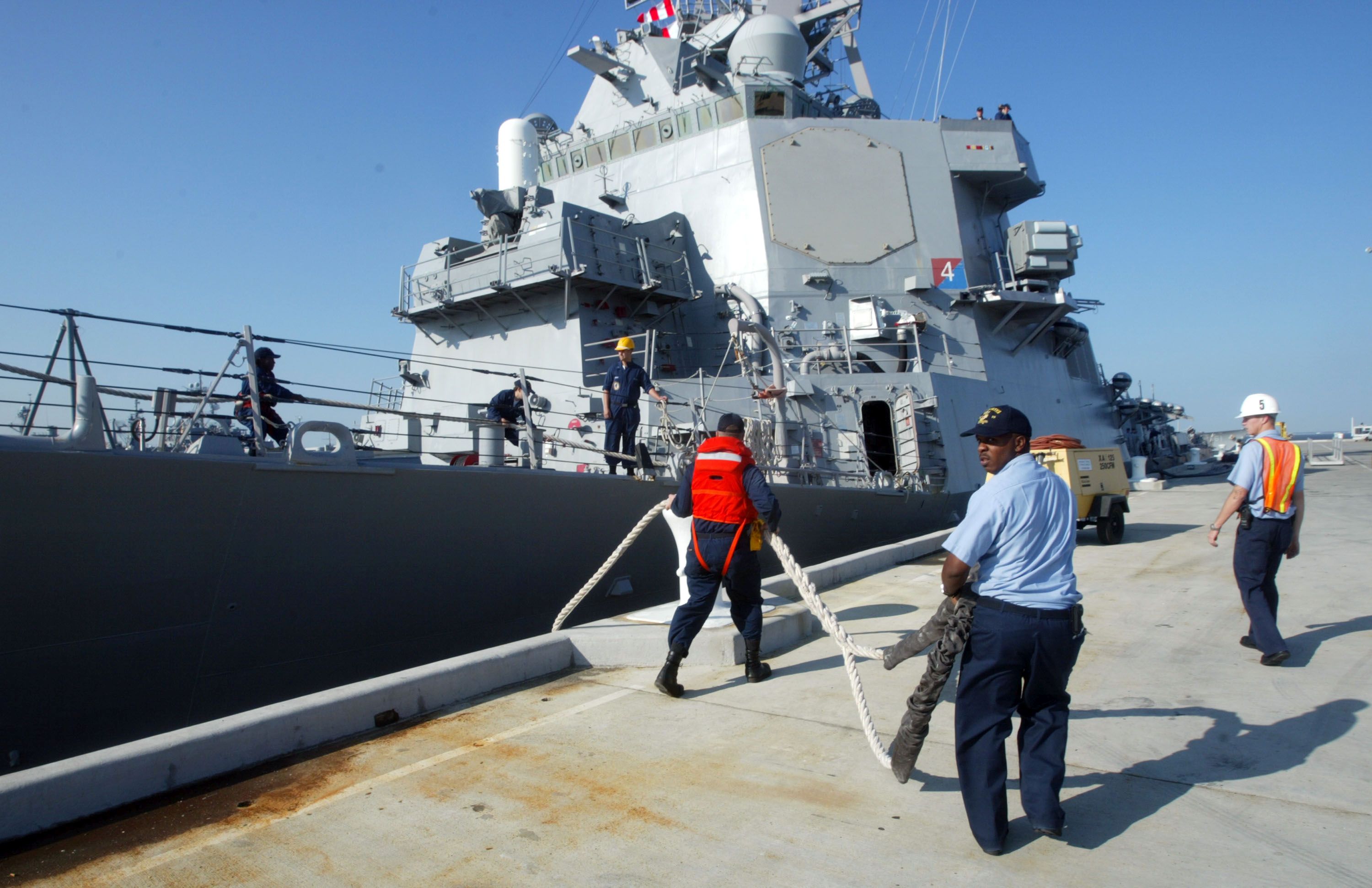 Nem rettennek vissza az amerikaiak Oroszország fenyegetőzésétől, maradnak a Fekete-tengeren