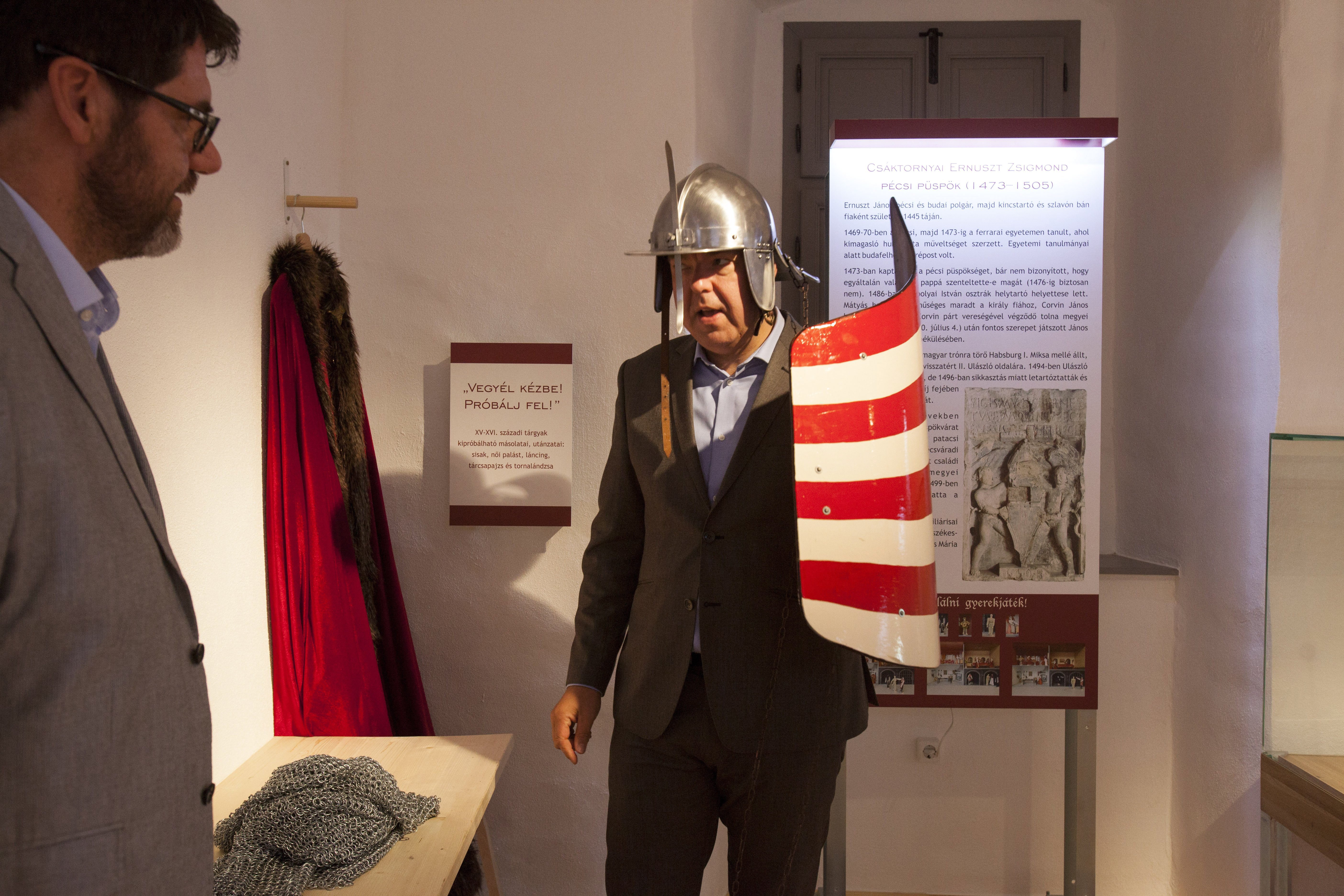 L. Simon László, a Miniszterelnökség kulturális örökségvédelemért és kiemelt kulturális beruházásokért felelős államtitkáraként középkori harci öltözéket próbál a szászvári várkastélyban 2016. június 14-én.