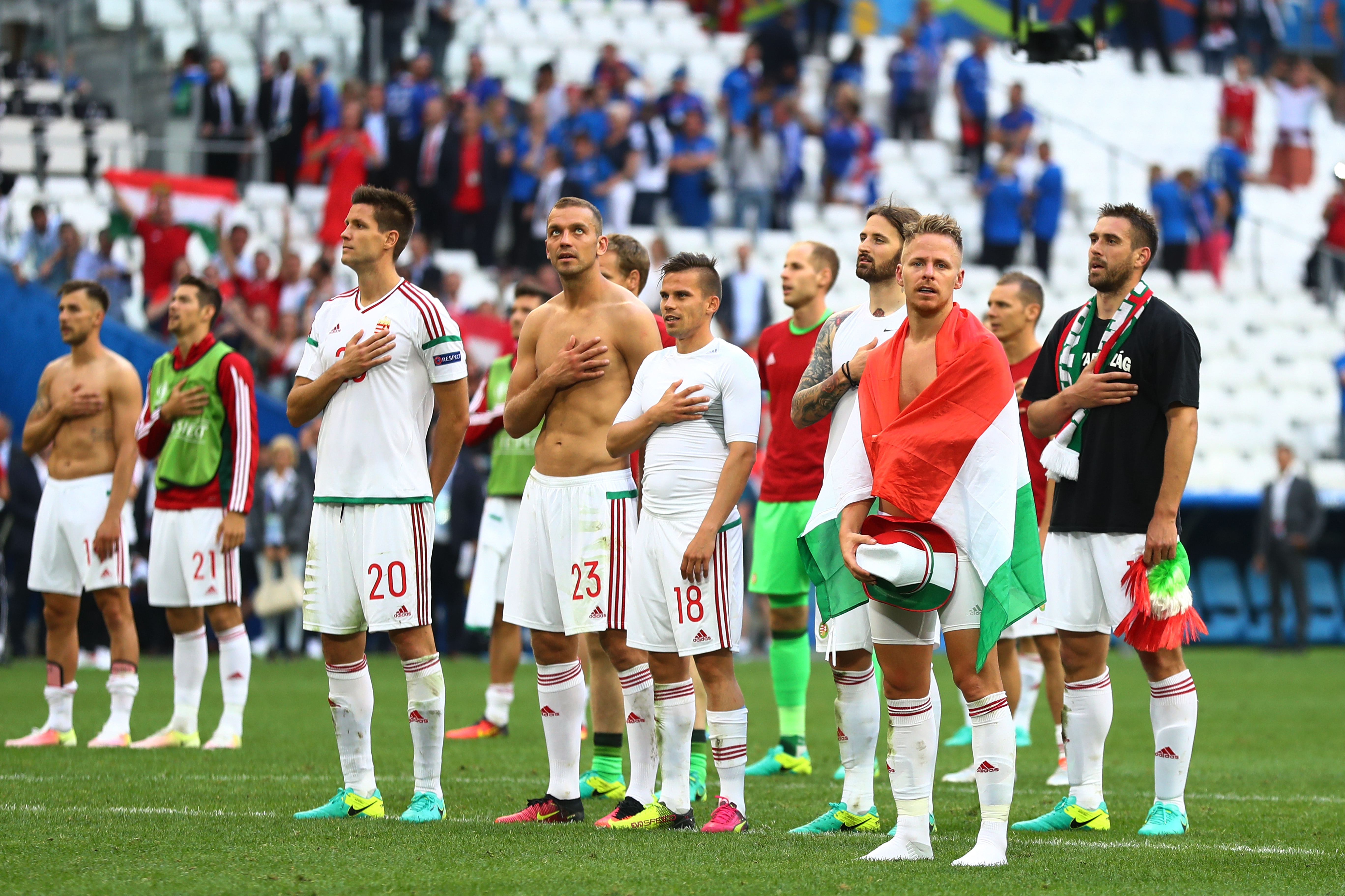 A lefújás után húszezer magyar énekelte a himnuszt a marseille-i Velodrome Stadionban