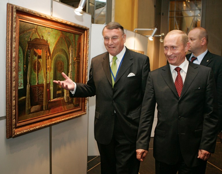 Klaus Mangold és Vlagyimir Putyin megtekintenek egy müncheni kiállítást. Fotó: AFP