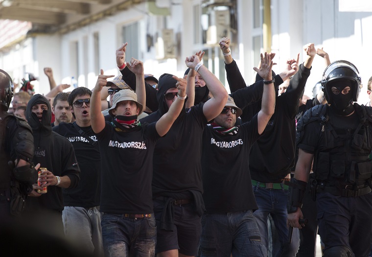Anarchista mozgalmaktól vették át a fekete pólós divatot a magyar ultrák 