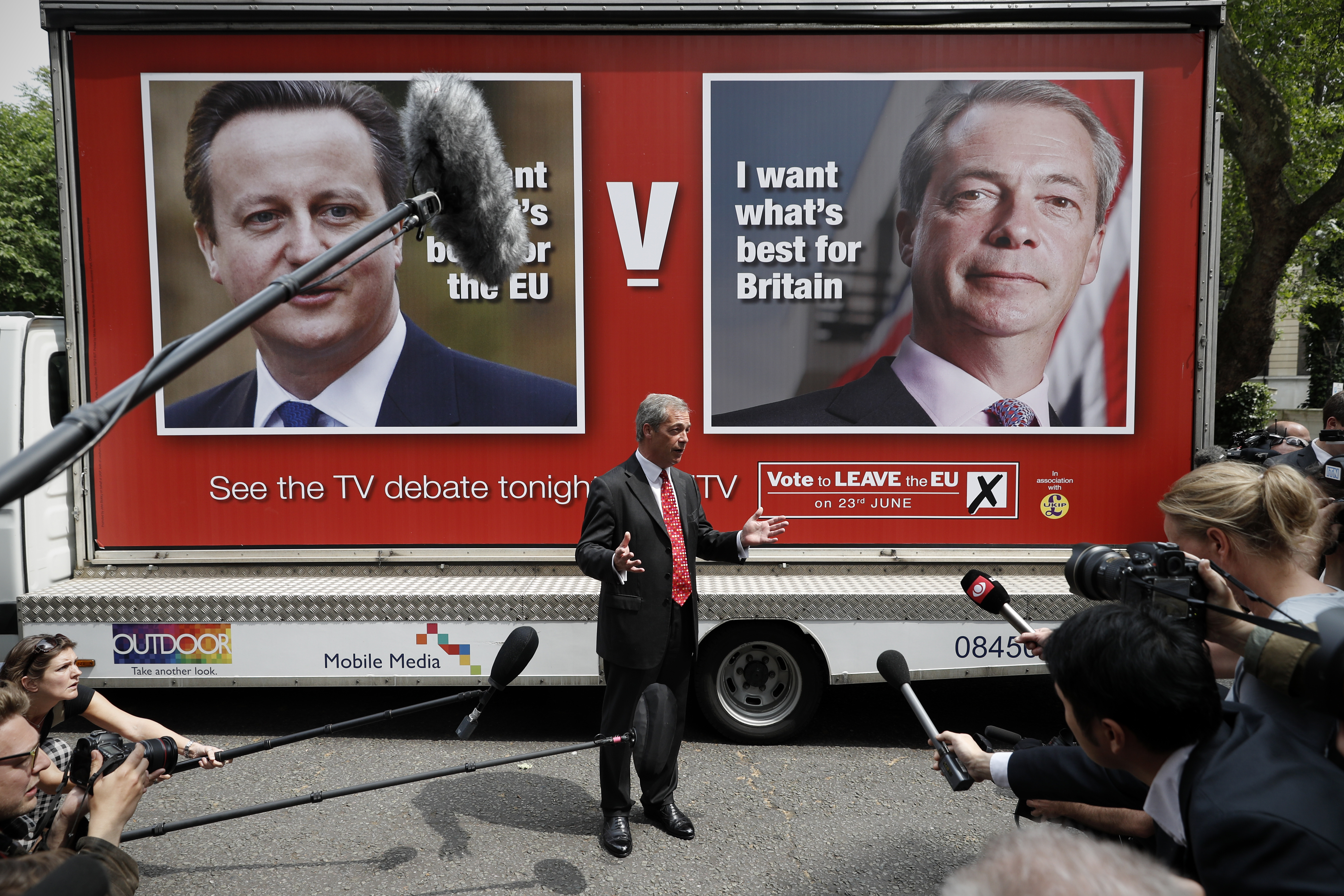 Nigel Farage kampányol a kilépés mellett( AFP PHOTO / ADRIAN DENNIS)