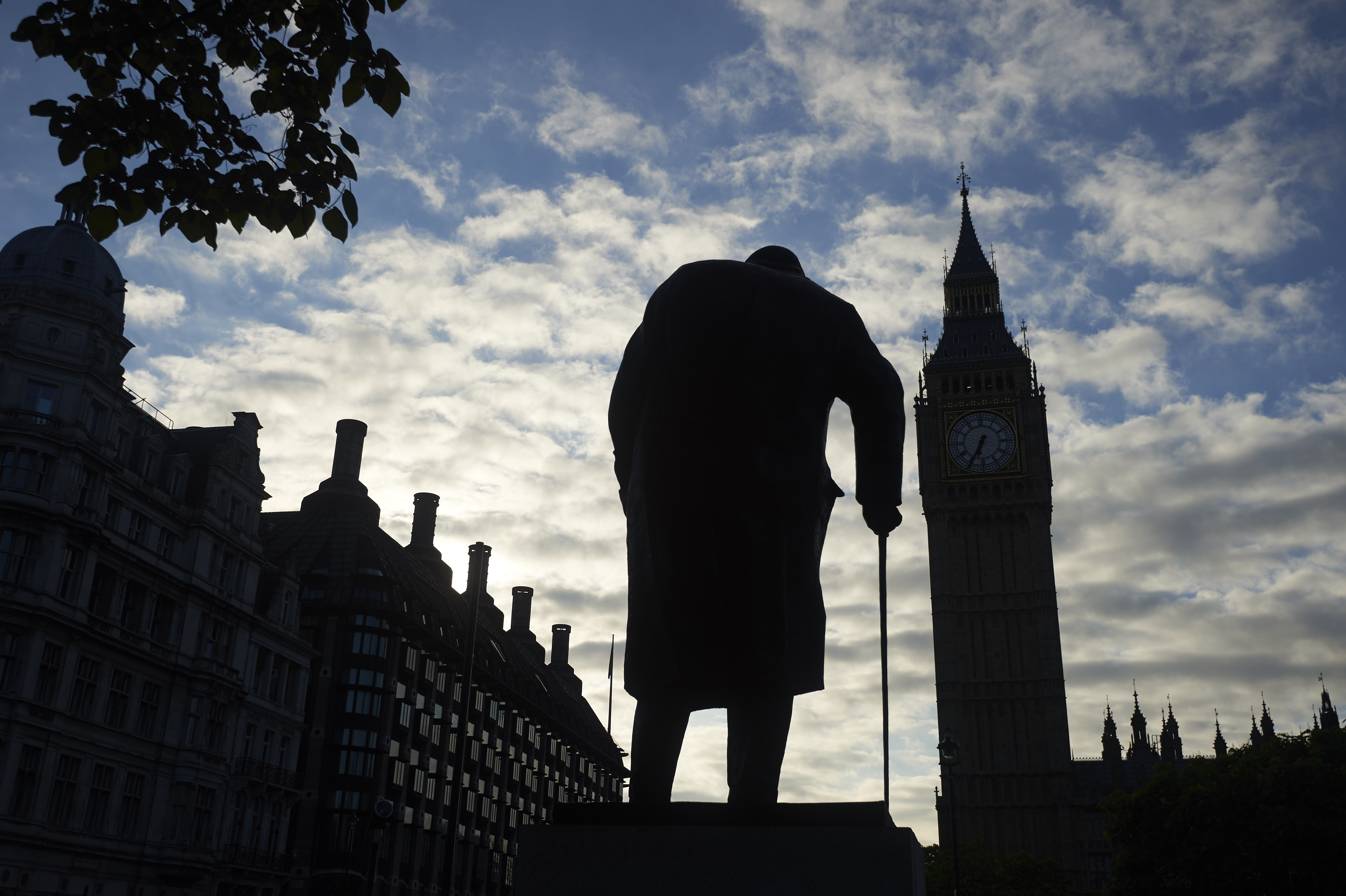 Winston Churchill szobra a Big Ben és a Parlament épülete előtt a népszavazás hajnalán. AFP PHOTO/Niklas Halle'N