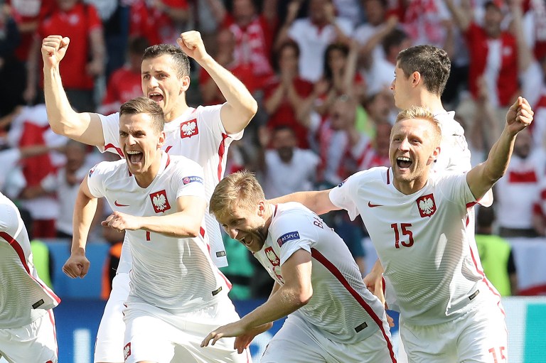 Lengyelország kijutott az oroszországi focivébére