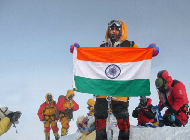 Kirúgták az indiai rendőröket, akik azt hazudták, hogy megmászták a világ legnagyobb hegyét