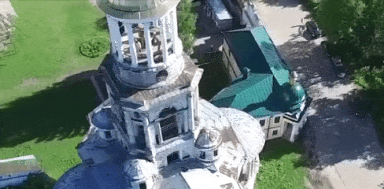 Na hát, milyen csodaszép drónfelvétel ez a vidéki orosz templomtoronyról!! De várj, mi történik ott fent?! (18+!!!)