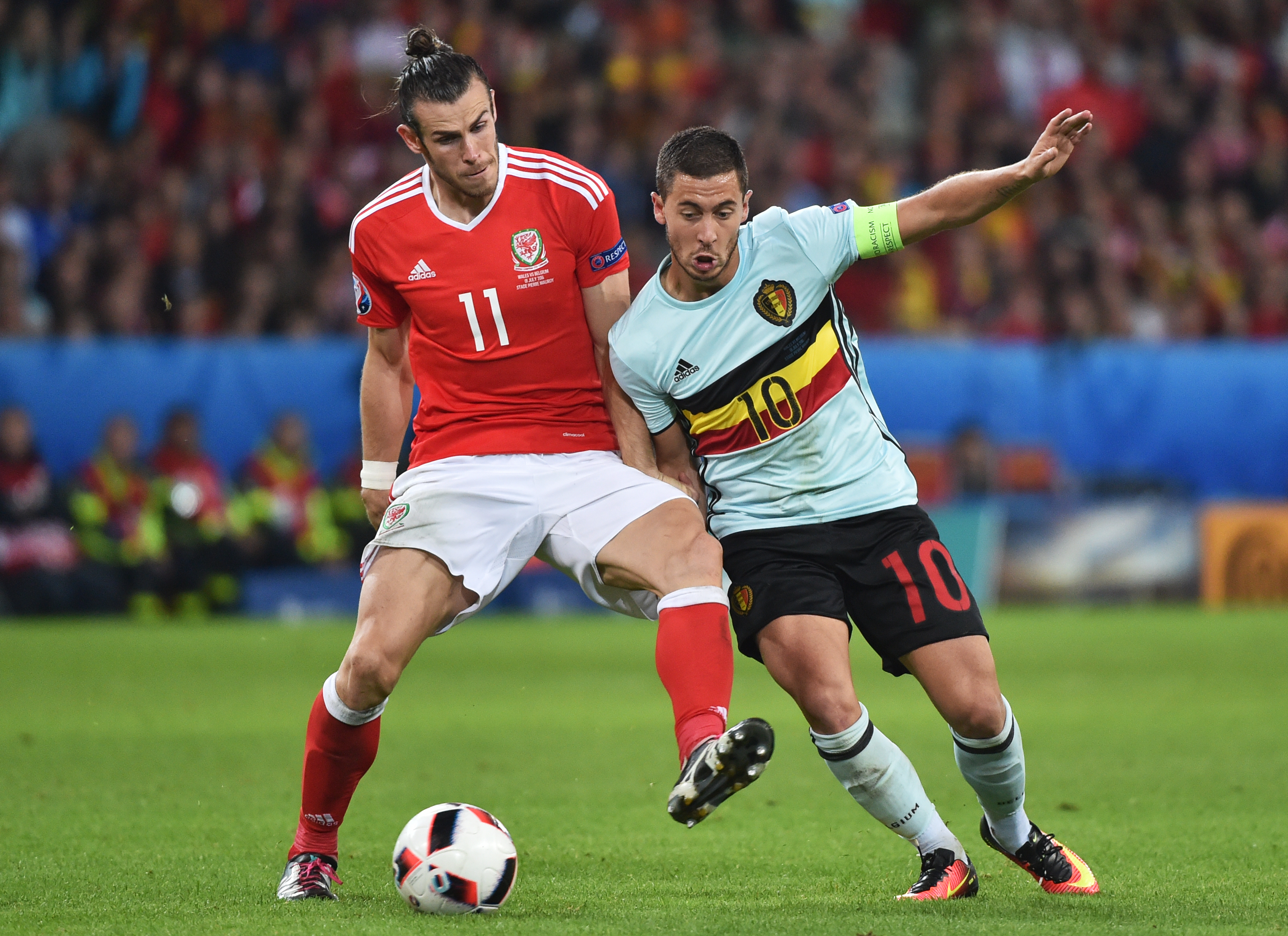 Hazard és Bale küzd a labdáért (AFP PHOTO / PHILIPPE HUGUEN)