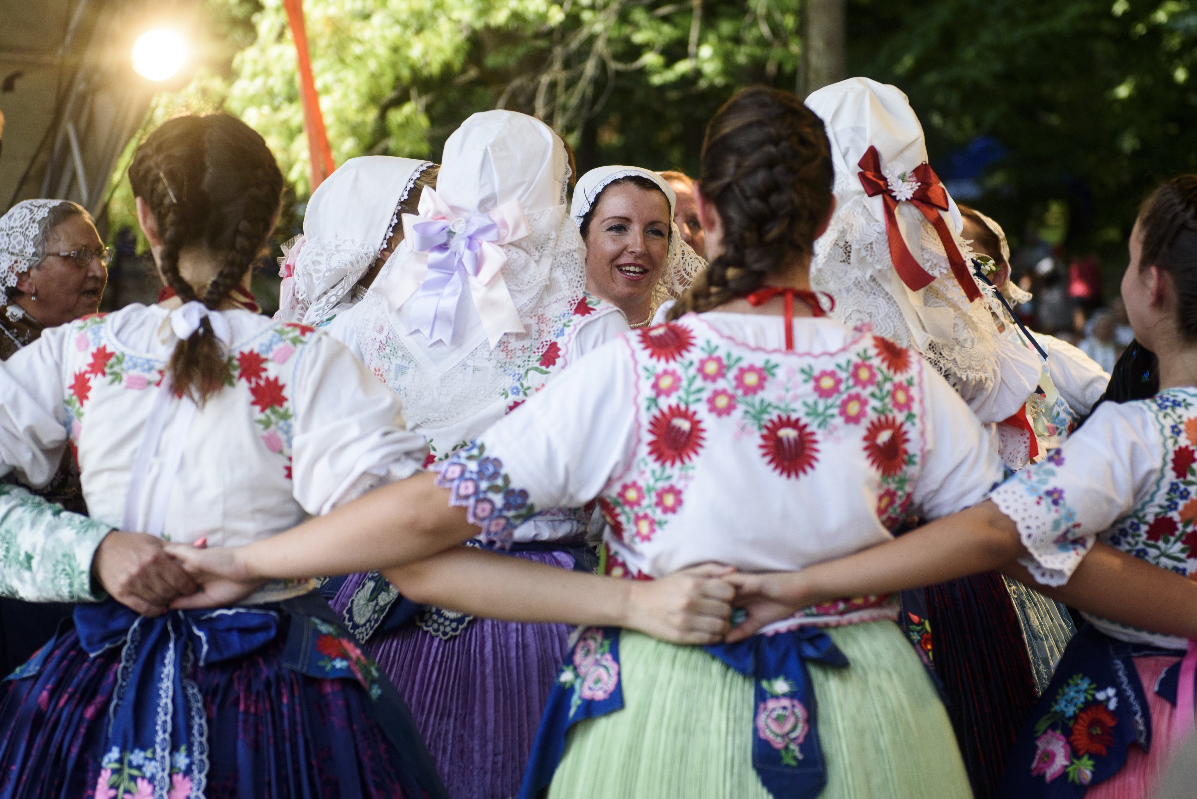 Néptáncosok a magyarországi szlovákok napján, az Országos Szlovák Önkormányzat rendezvényén, Mátraszentimrén