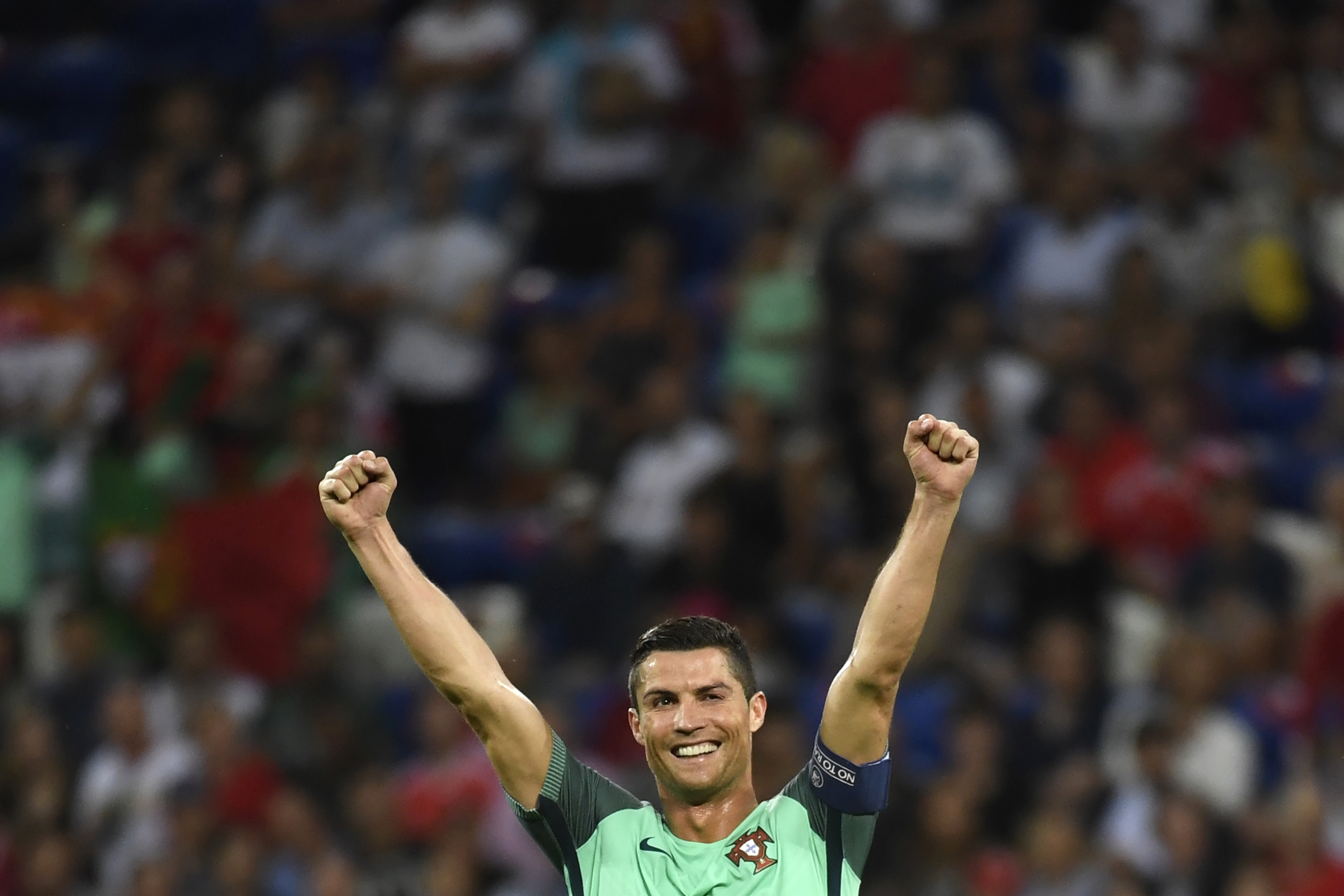 Ronaldo két villanással döntőbe juttatta Portugáliát
