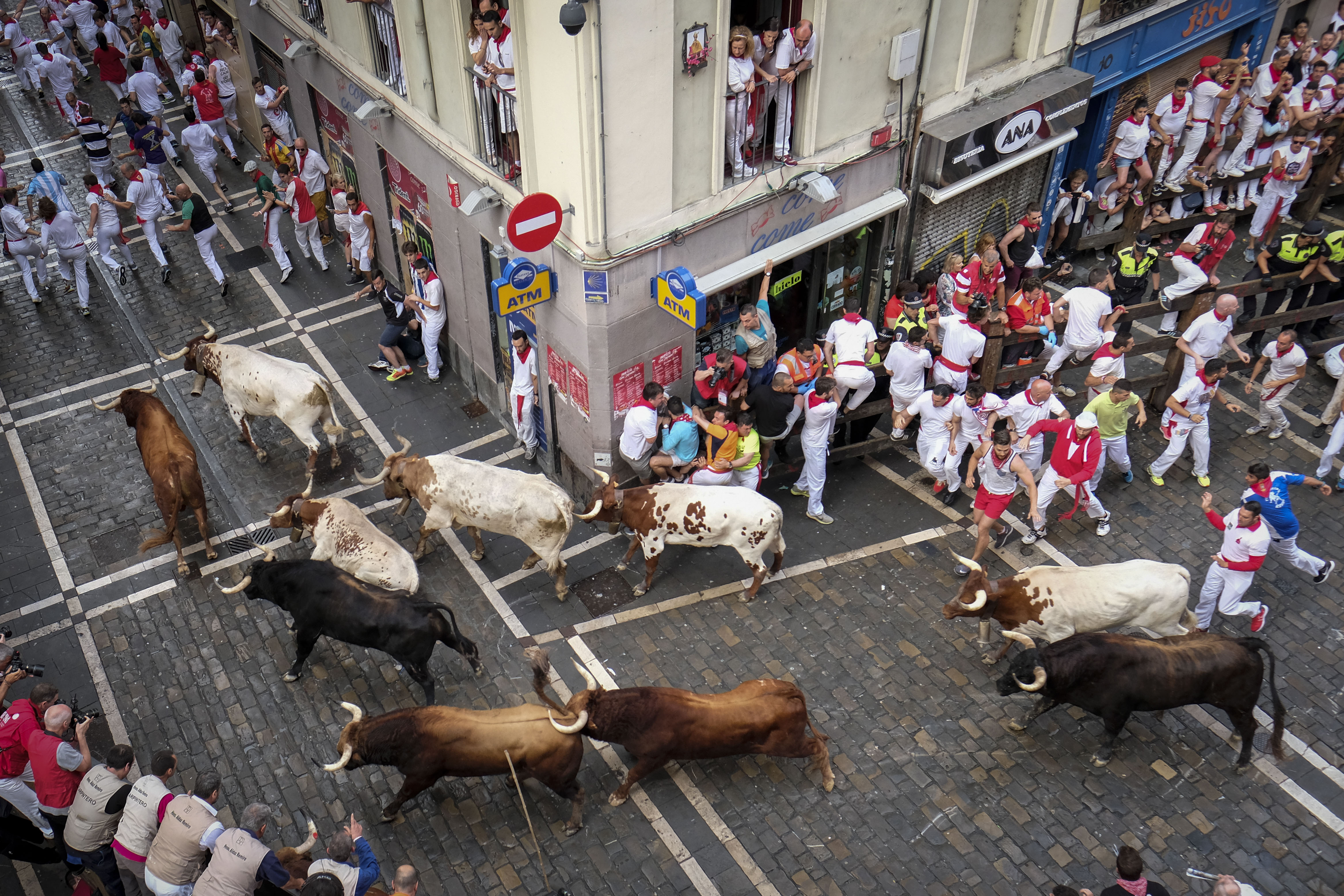 Két súlyos sérültje van a vasárnapi bikafuttatásnak Pamplónában