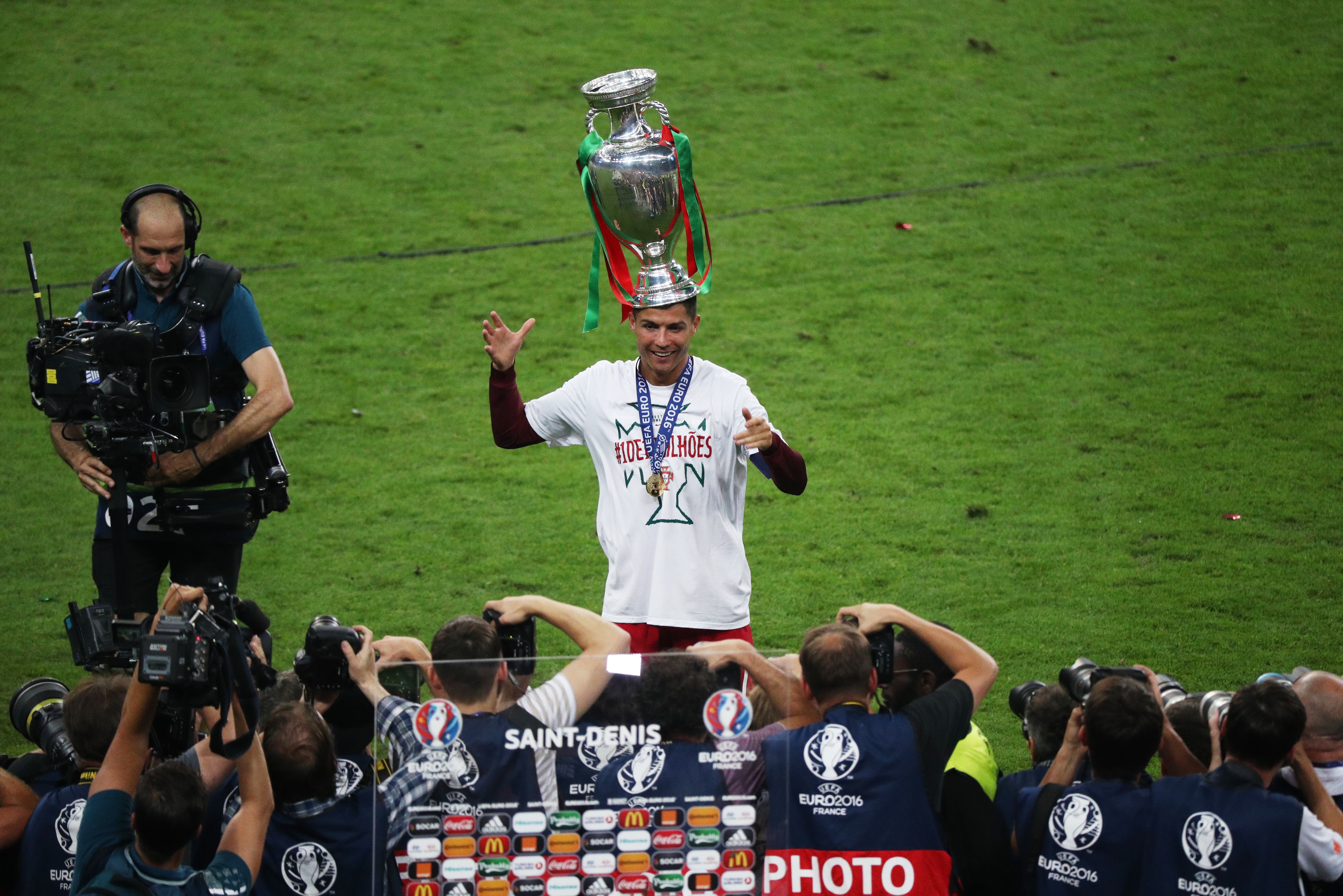 Ronaldo a fején egyensúlyozta a nyolckilós kupát