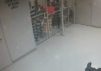 Kitörtek a rabok egy texasi börtöncellából, hogy segítsenek az ájuldozó börtönőrnek