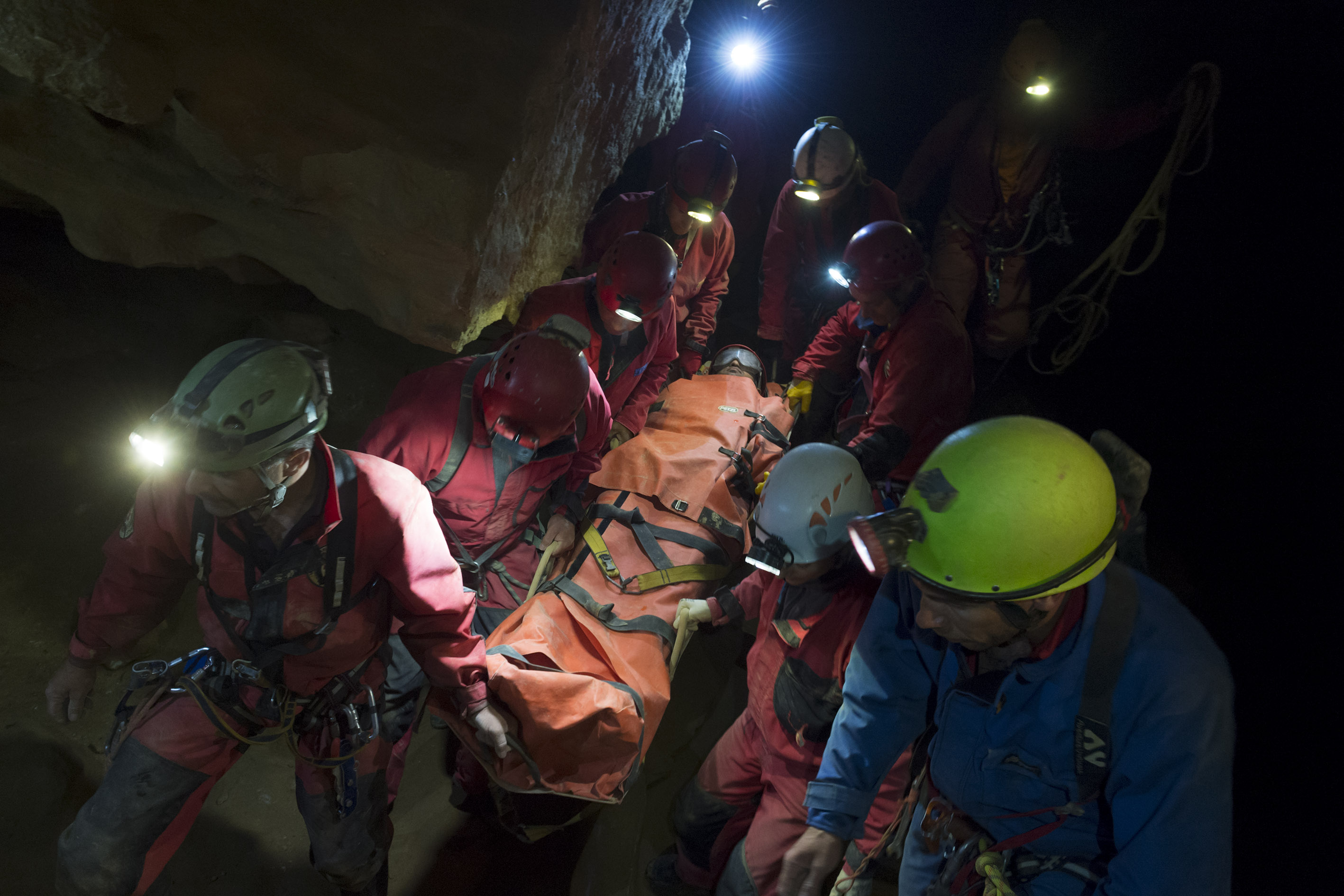 Vállsérült ausztrált mentettek a Mátyás-hegyi-barlangban