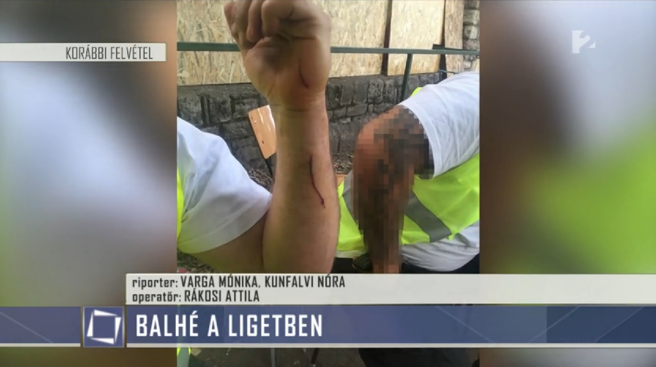 A TV2 videóján arról beszéltek a biztonsági emberek, hogy Gulyás Márton megsebesítette őket, csakhogy az Index szerint a közelben sem volt akkor