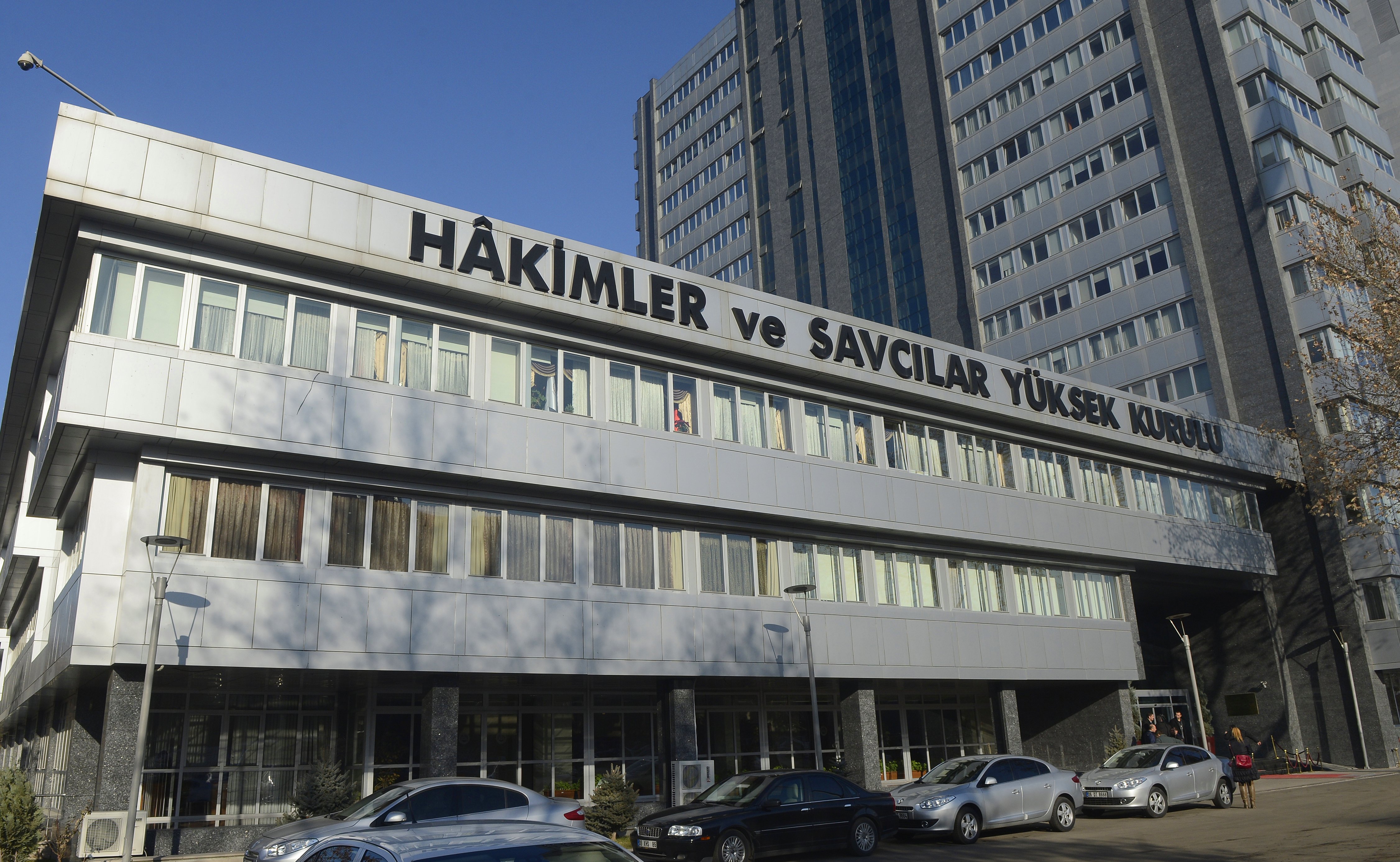 Felpörgött a tisztogatás: háromezer bírót kirúgtak Törökországban