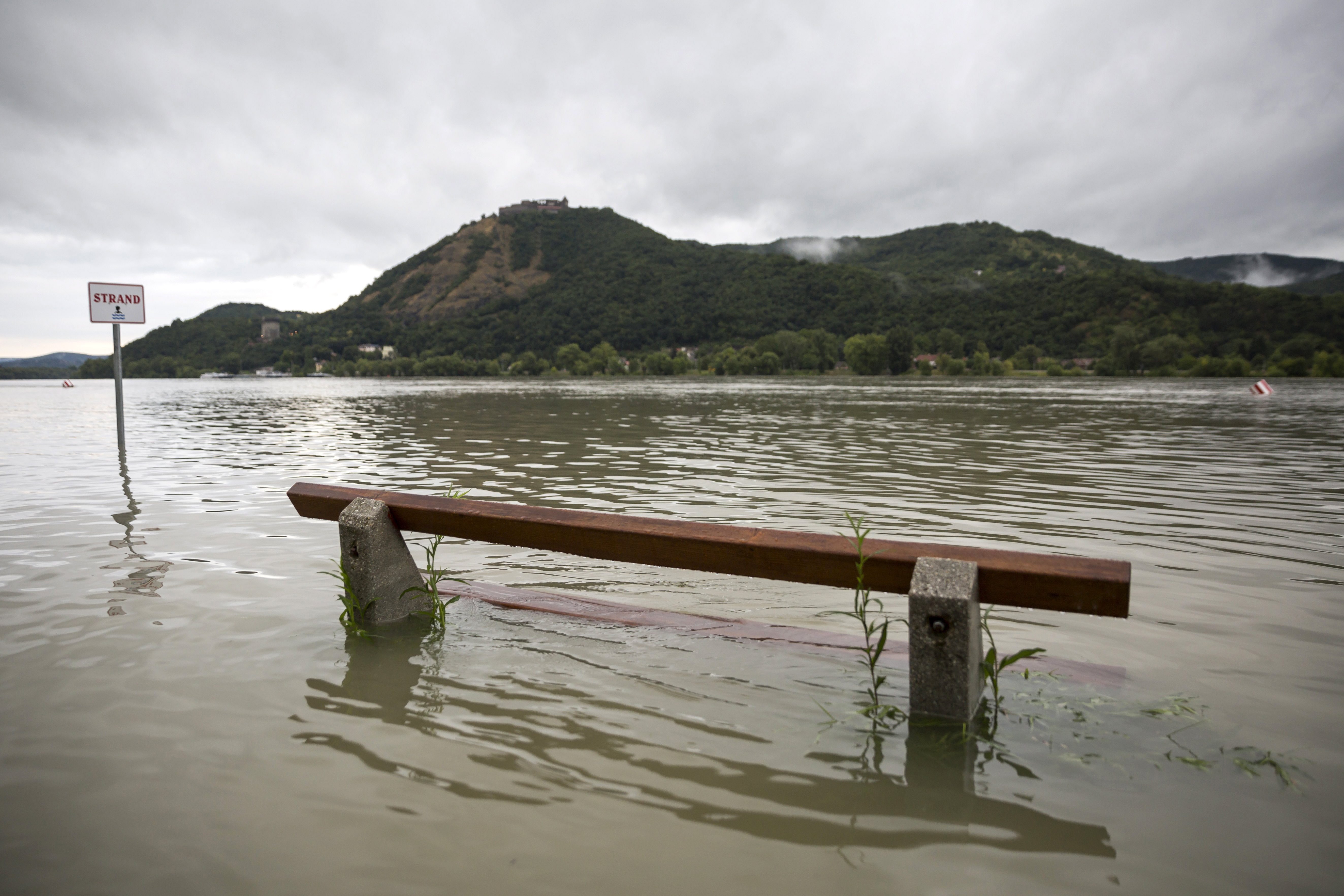 Túlcsurrant a Duna Nagymarosnál