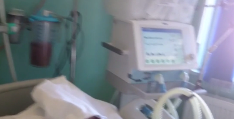Kórházban fekvő férfi sebéből kimászó férgek miatt van botrány Romániában