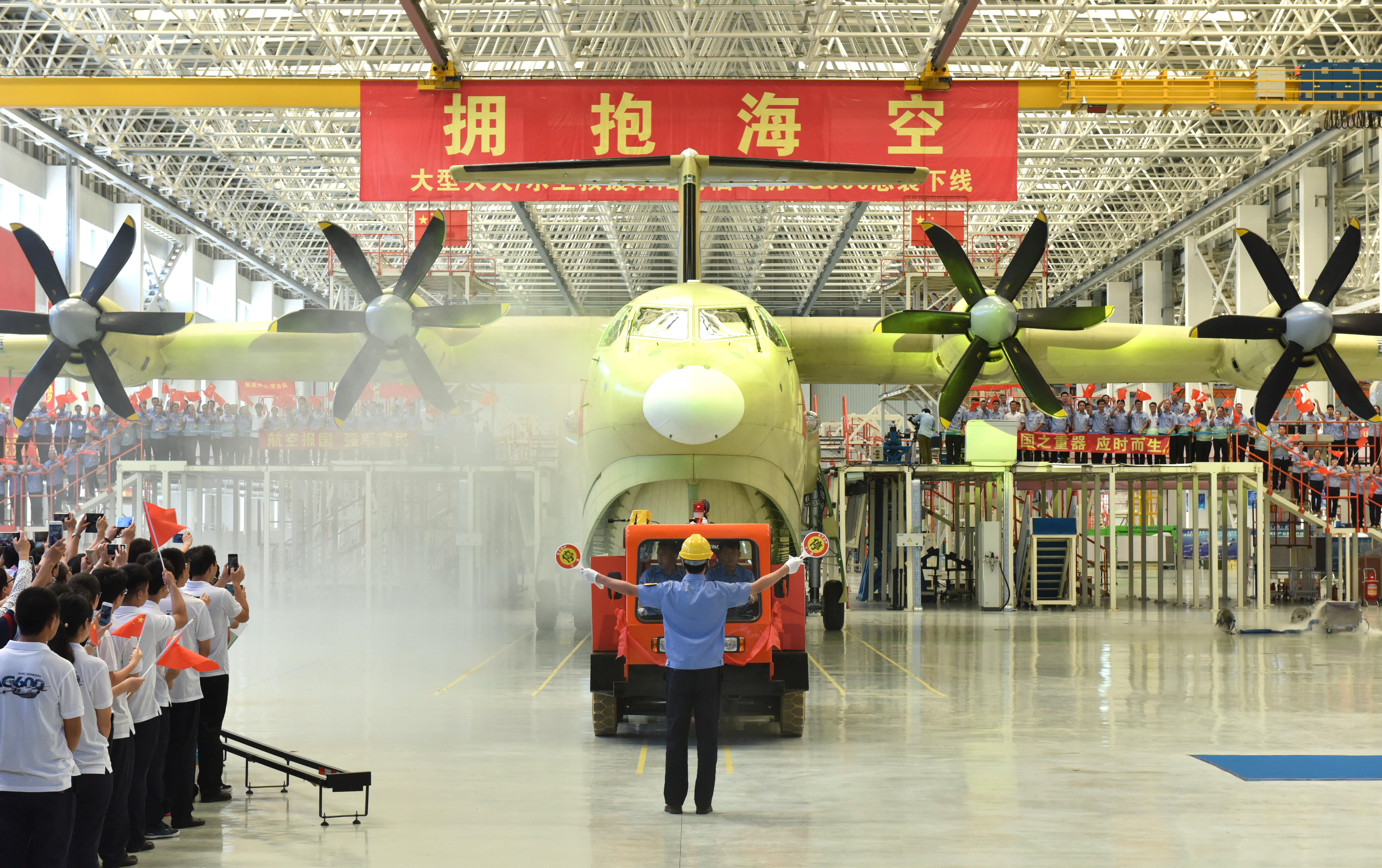 Kína bemutatta a világ legnagyobb kétéltű repülőgépét