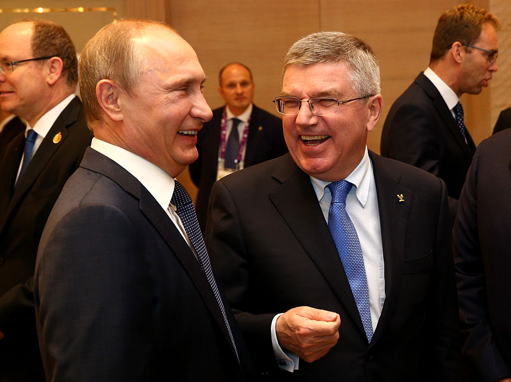 Privátban oroszokkal bizniszel a Nemzetközi Olimpiai Bizottság elnöke
