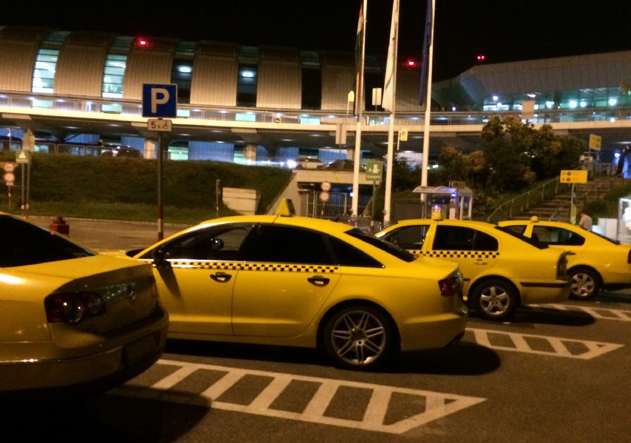 Csendes éj: szép sorban állnak a hiénataxik a reptéri parkoló mozgássérülteknek fenntartott helyein