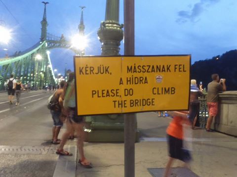 Kérjük, másszanak fel a hídra!