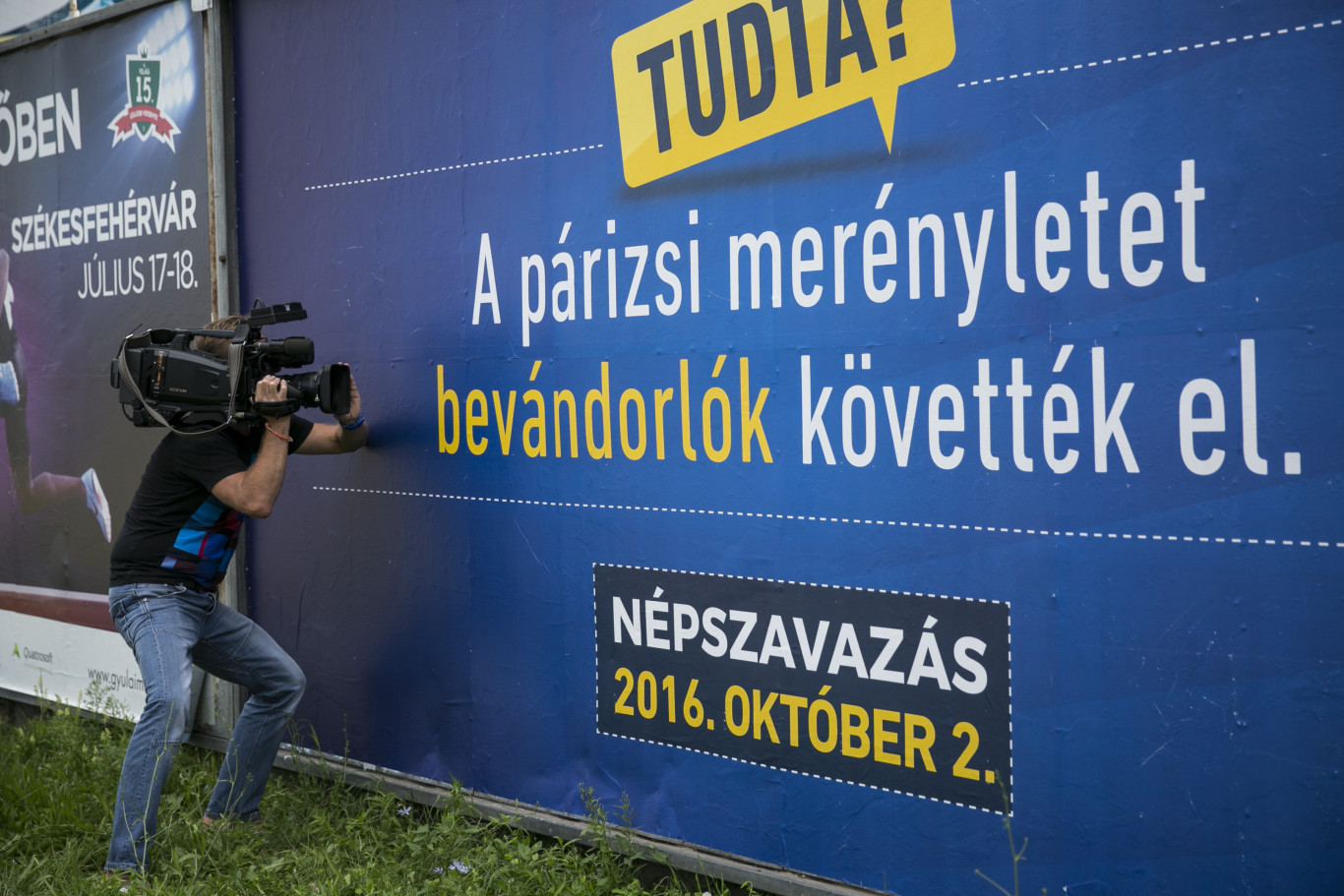 A magyar Gen-Z olyan bevándorlóellenes, hogy Rogán Antal mind a tíz óriásplakátját megnyalhatja utána