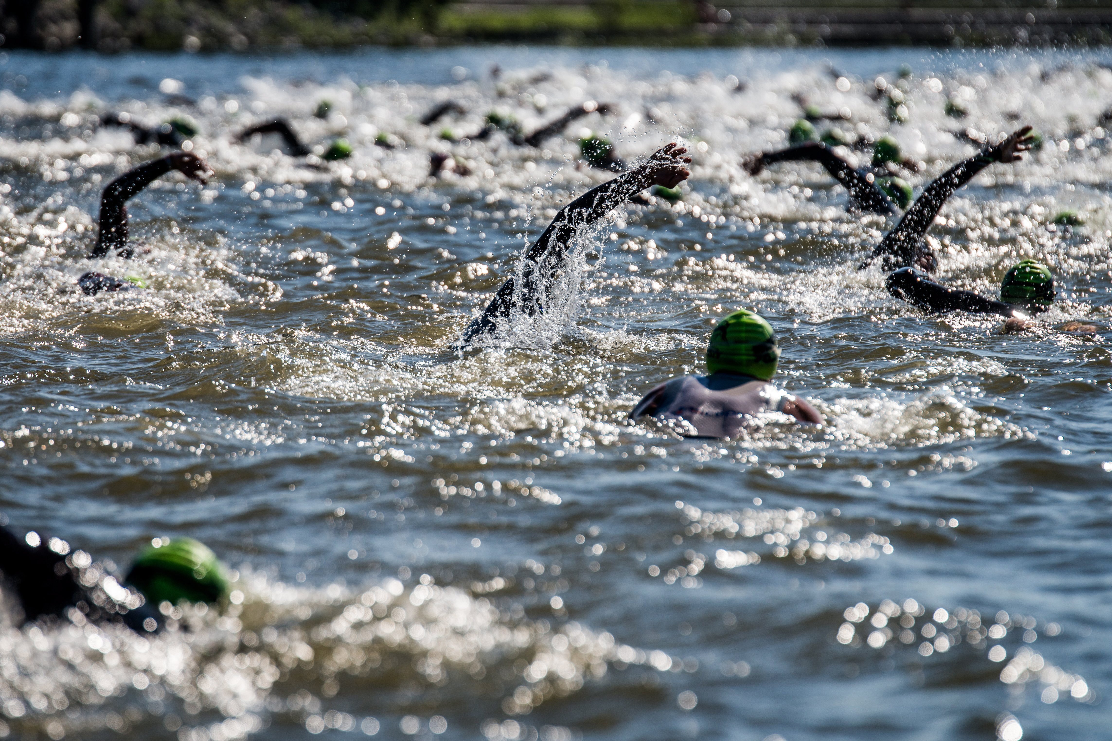Nem szabadott volna, mégis a Lágymányosi-öböl fertőző vízében úsztak az Ironman résztvevői