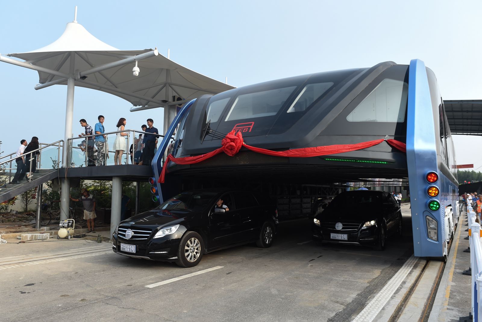 A kínaiak tényleg megépítik a sínbuszt, ami alatt autók közlekedhetnek