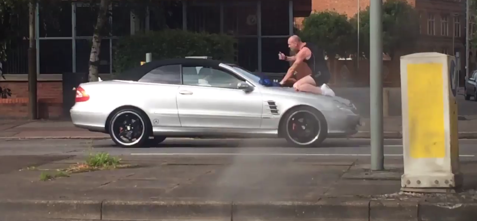 Ember-autó-bokszmeccset rendeztek az utcán, a kocsi legyőzte az ideggyenge kopaszt