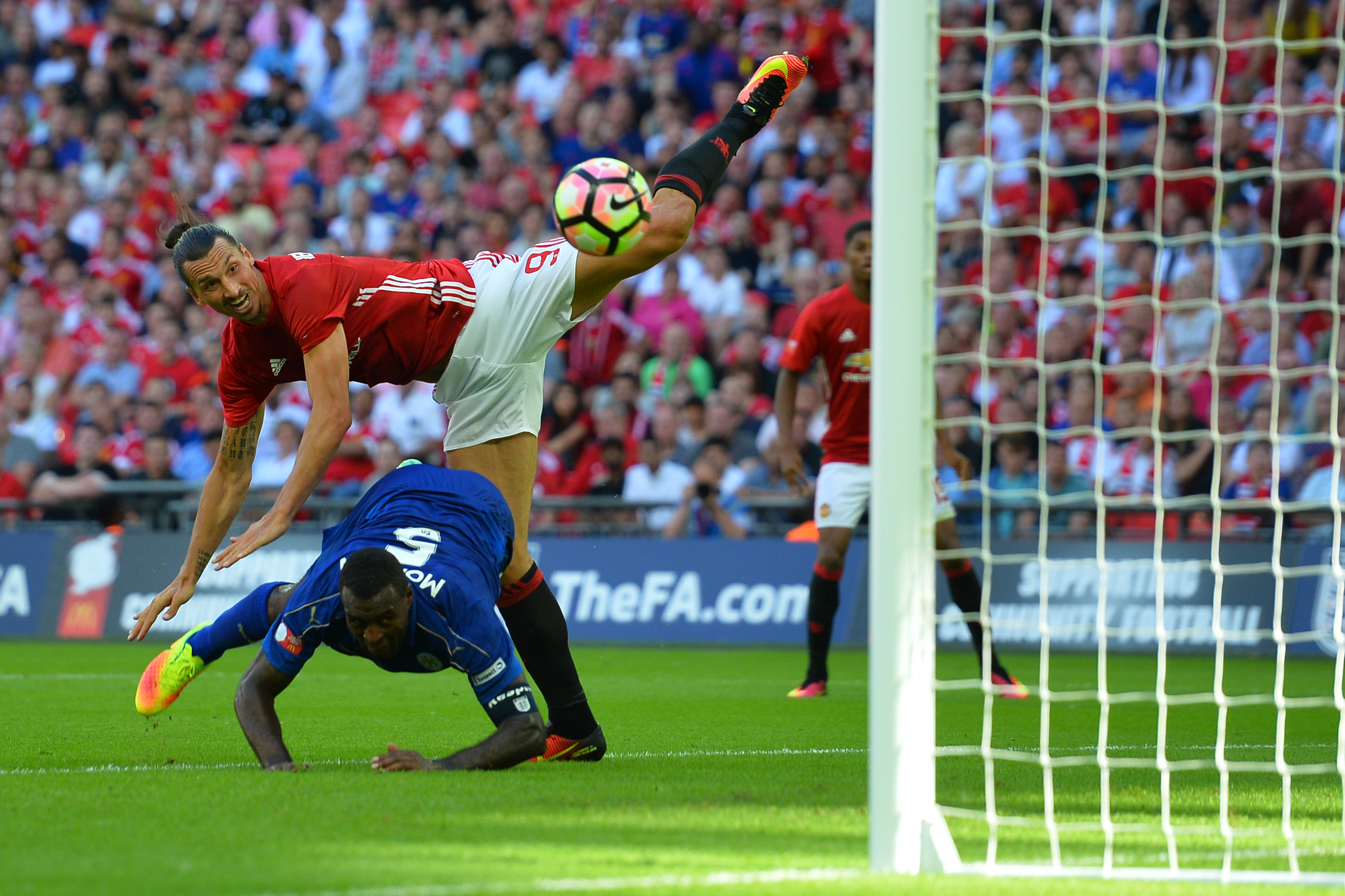 Ibrahimovic góljával nyerték Mourinhóék az angol szuperkupát