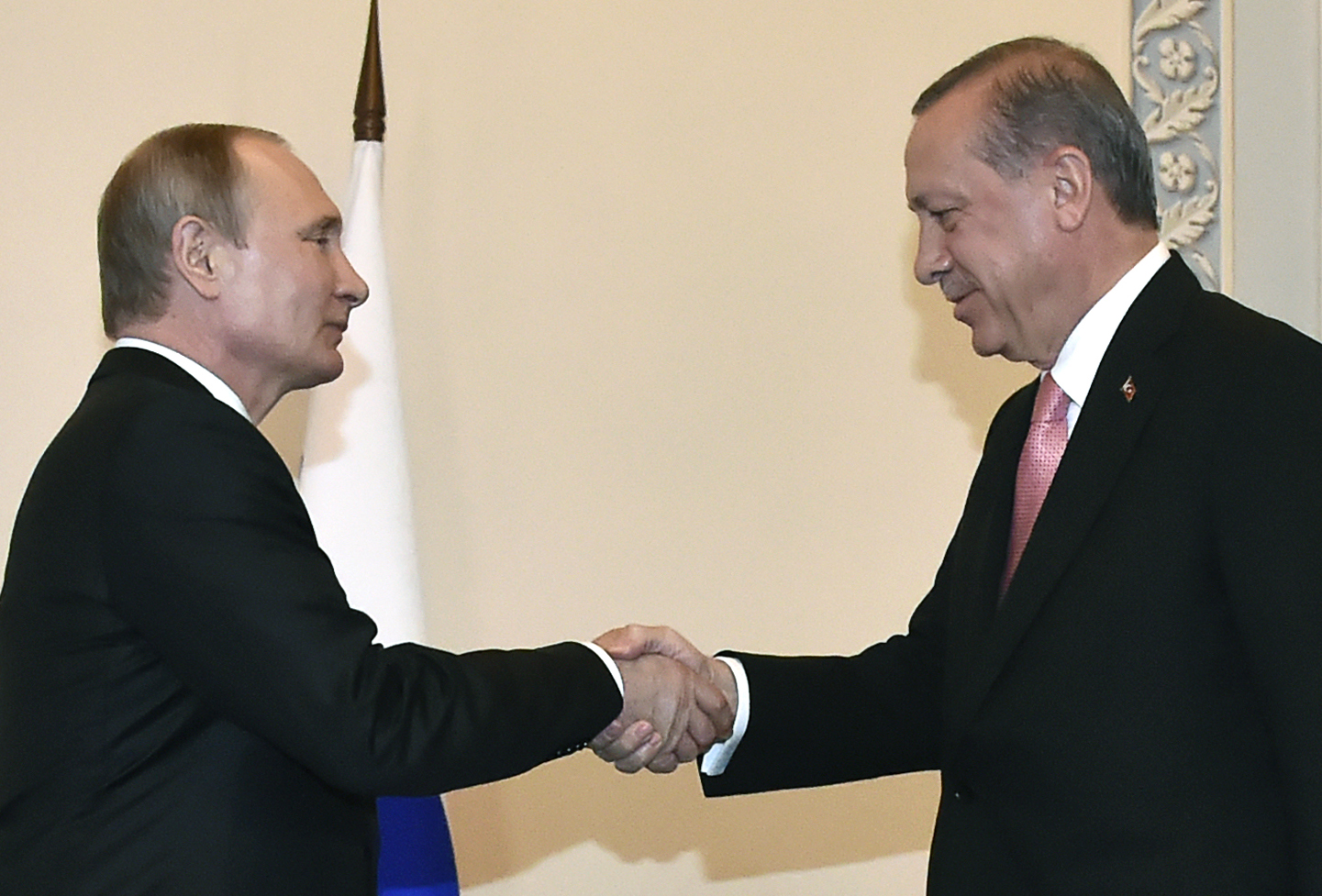 Putyin gratulált Erdogannak a török népszavazáson aratott győzelméhez