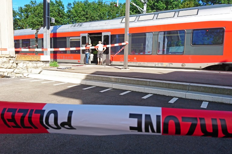 Felgyújtott és megkéselt utasokat egy férfi egy svájci vonaton