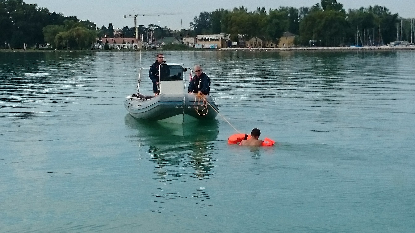 Egy férfi úszóbajnokra itta magát, aztán még ő volt megsértődve, amikor ki akarták menteni a Balatonból