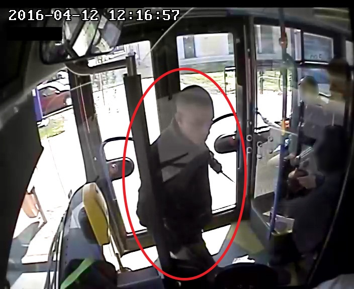 Emberkedés, késsel fenyegetőzés zajlott a 214-es buszon