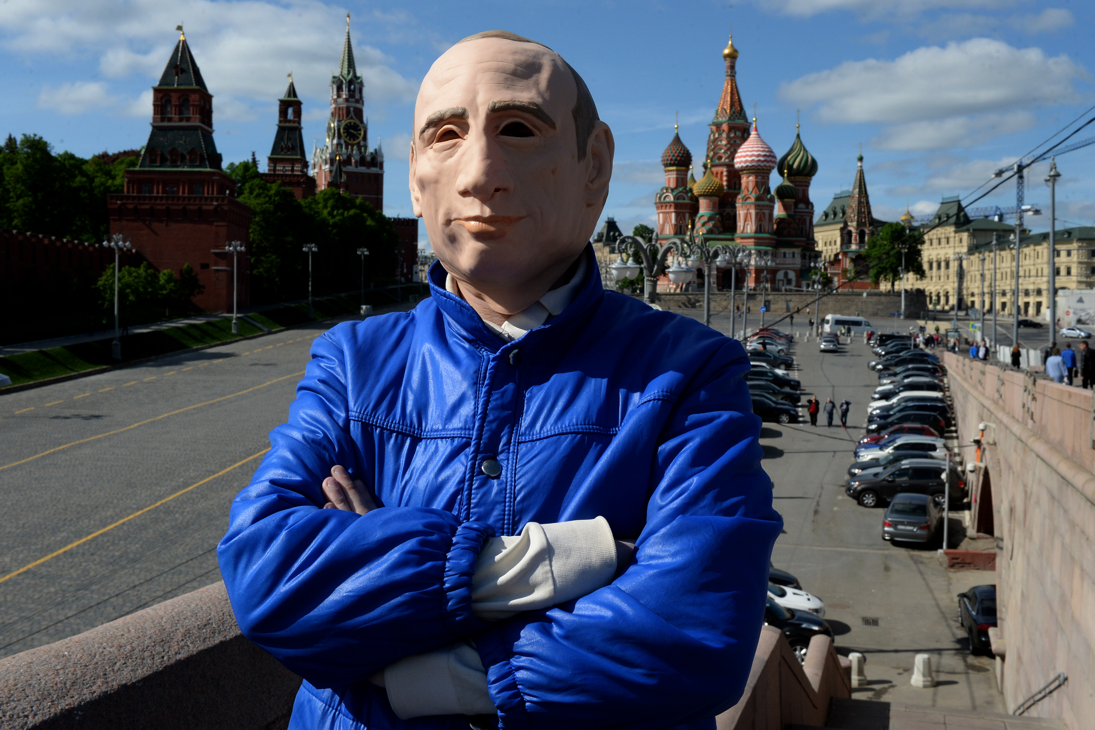 Ukrajnába menekült az FSZB elől a Putyin-maszkos orosz aktivista