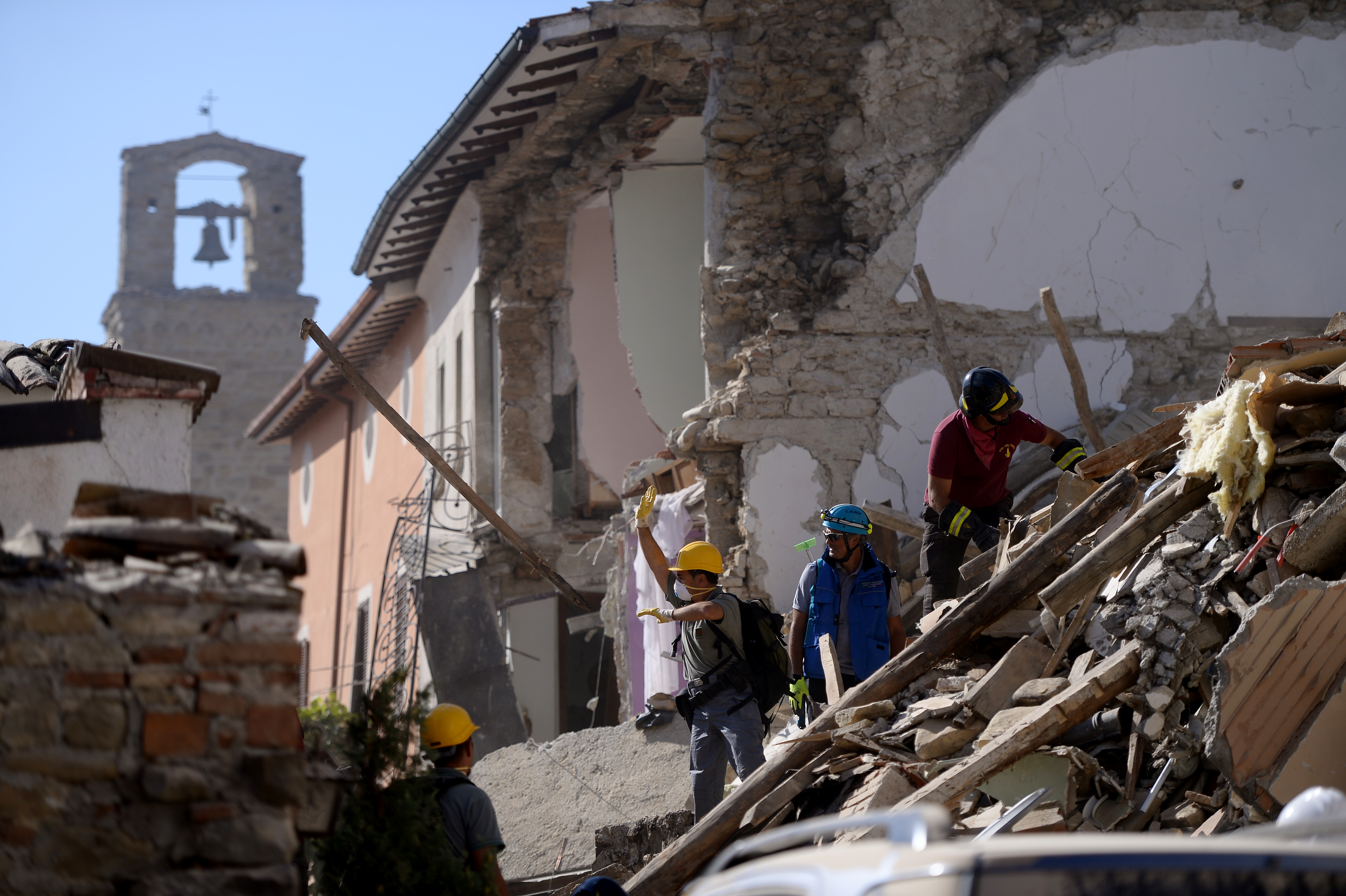 Az olasz miniszterelnök bejelentette, hogy legkevesebb 120-an haltak meg a hajnali földrengésben