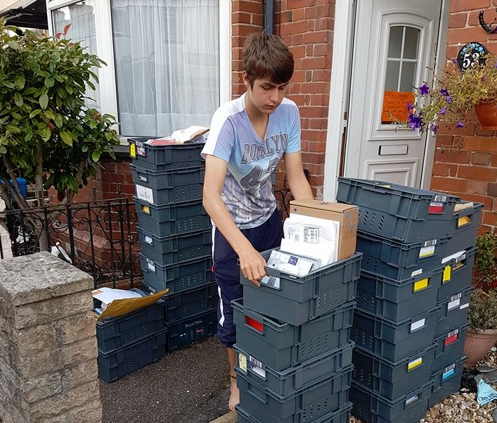20 ezren küldtek szülinapi üdvözlőkártyát egy magányos autista fiúnak Angliában