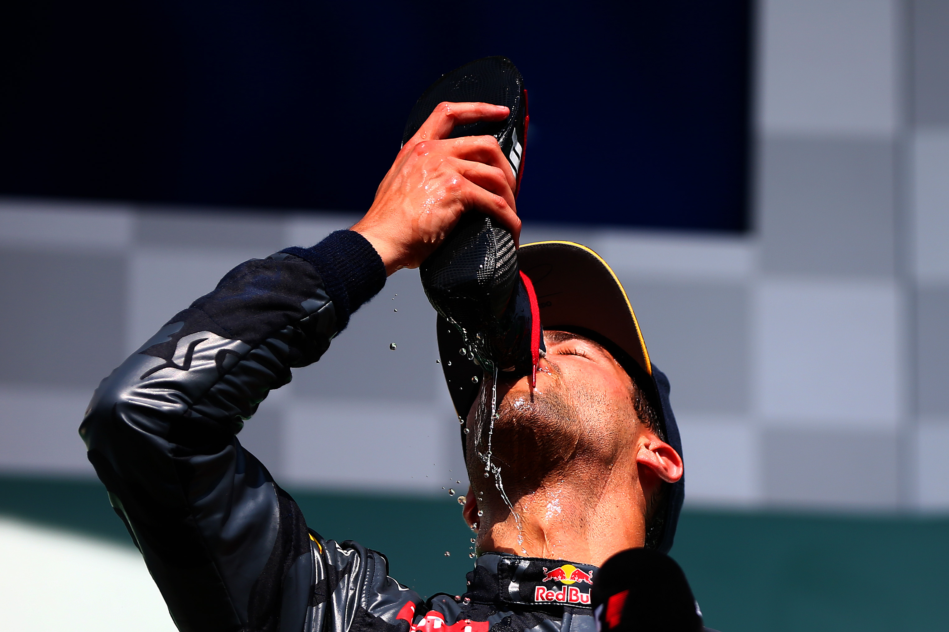 Ricciardo megint a cipőjéből itta a pezsgőt