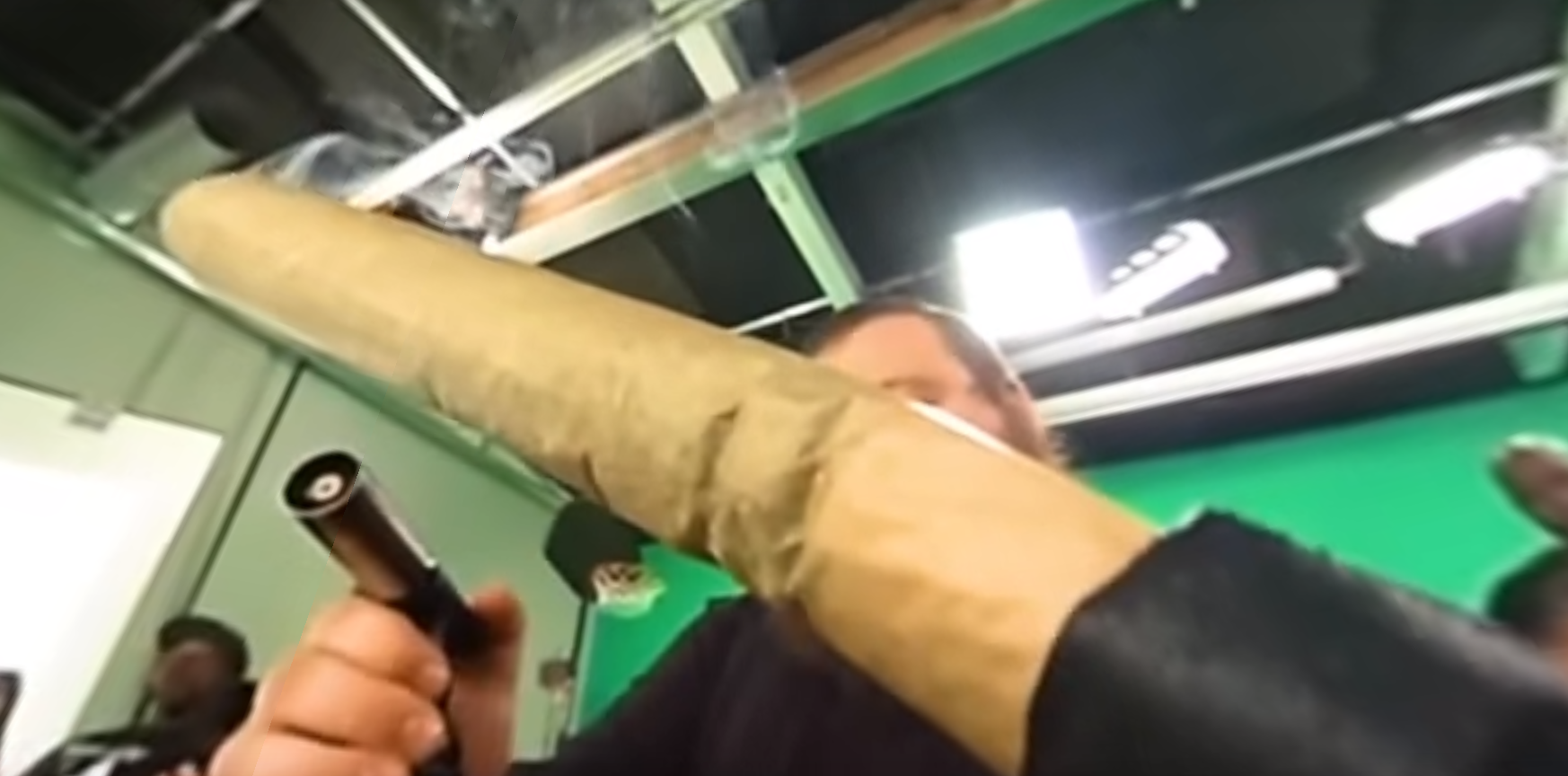 Ha kíváncsi vagy, milyen Action Bronson óriási spanglijának lenni, akkor ez a videó neked készült