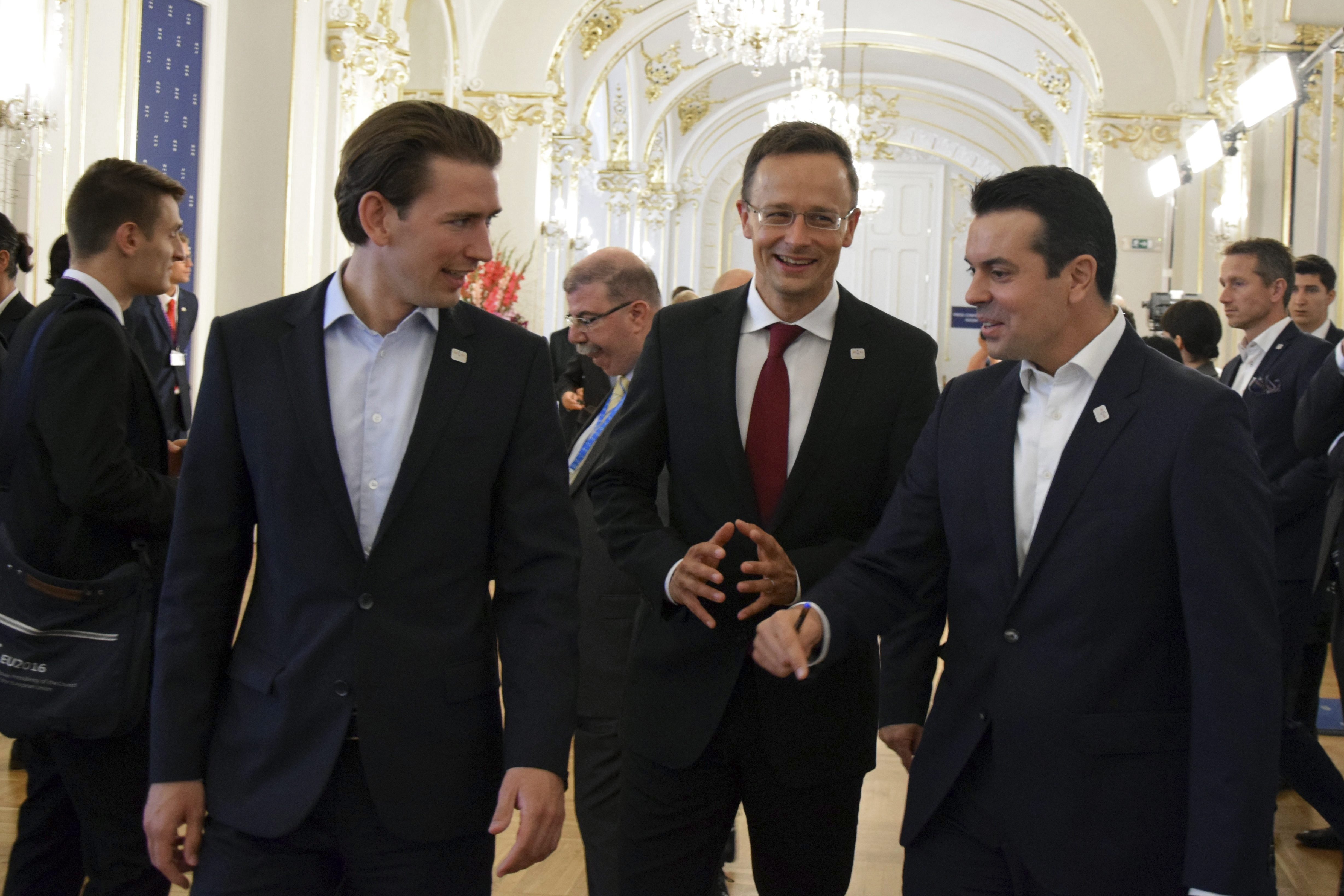 Balról jobbra: Sebastian Kurz osztrák külügyminiszter, Szijjártó Péter külgazdasági és külügyminiszter és a meghívott partnerként részt vevő Nikola Poposzki macedón külügyminiszter az EU tagállamok külügyminisztereinek informális találkozóján Pozsonyban (Fotó: KKM / MTI)