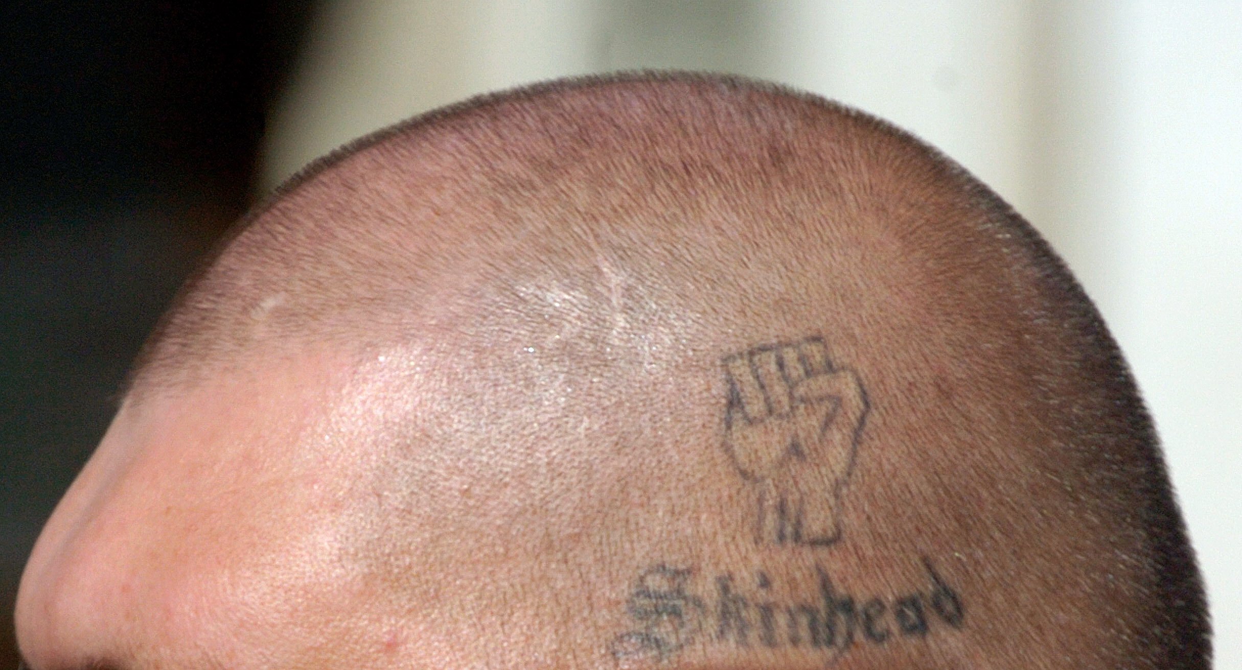 Felfüggesztettet kapott két pécsi skinhead, akik arab egyetemistákat támadtak meg