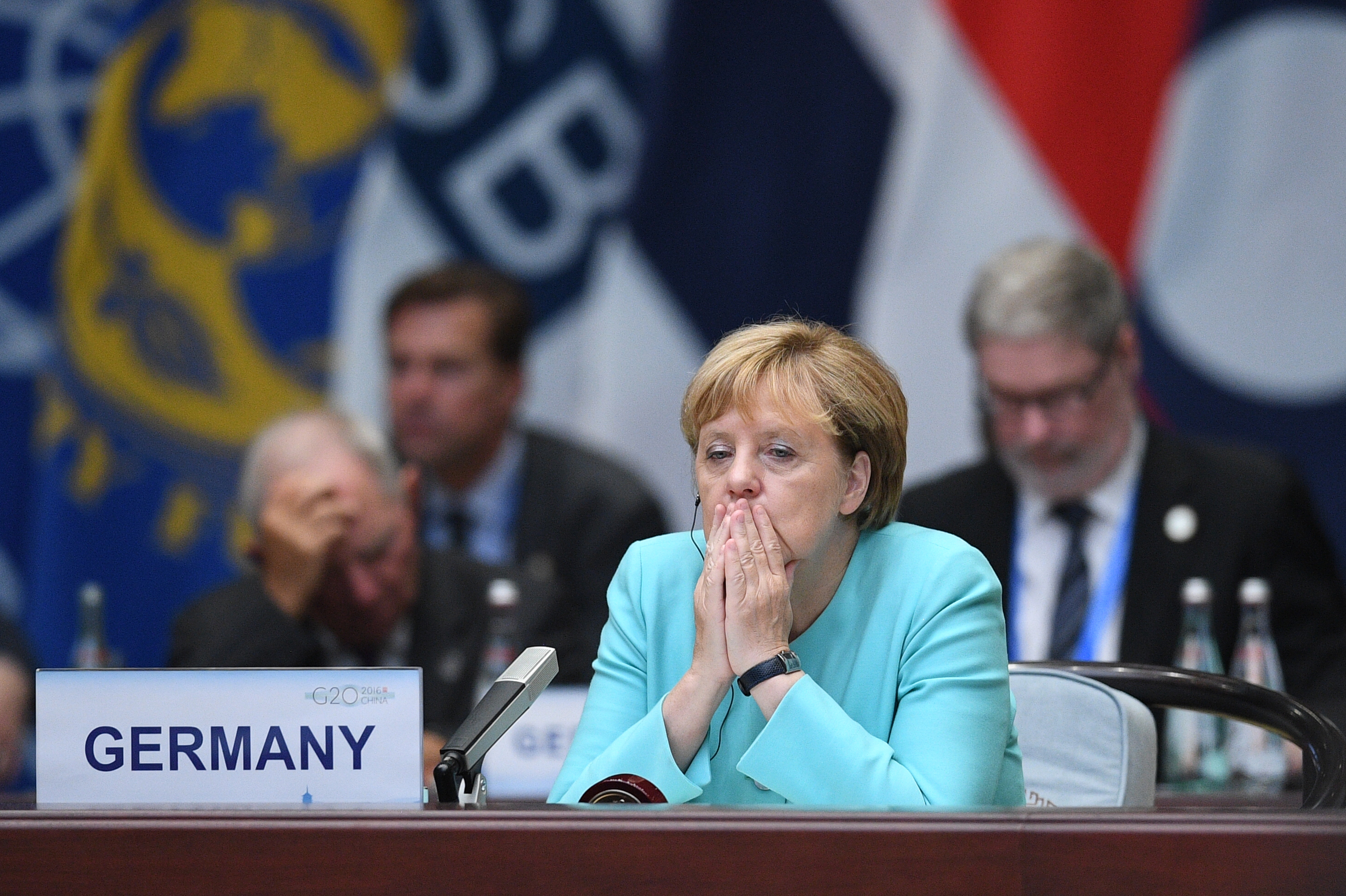 Merkel elismerte, hogy ő is felelős a vasárnapi vereségért, de nem változtat a menekültpolitikáján