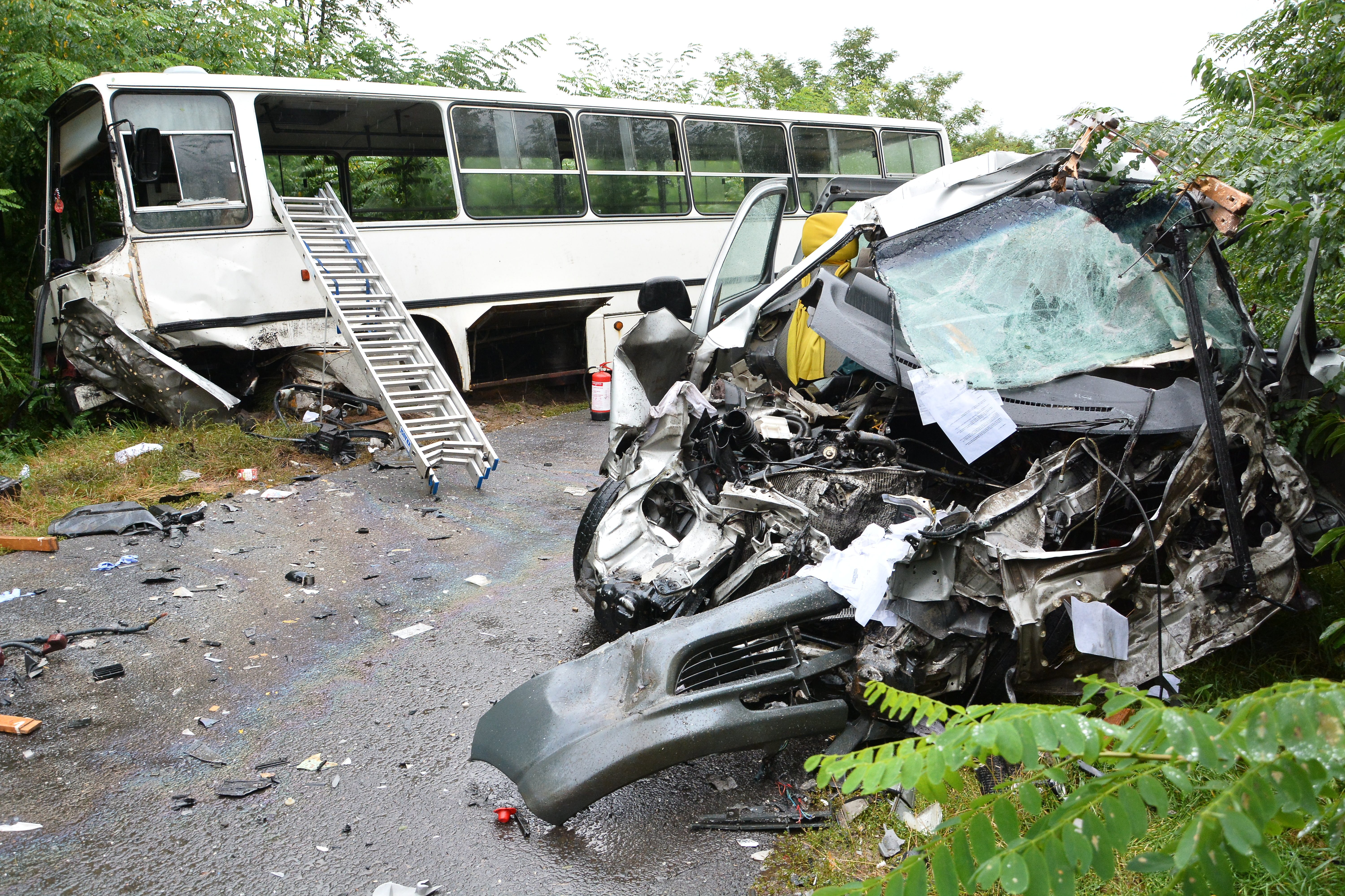 Iskolabusz ütközött egy mikrobusszal Nagykállónál, ketten meghaltak