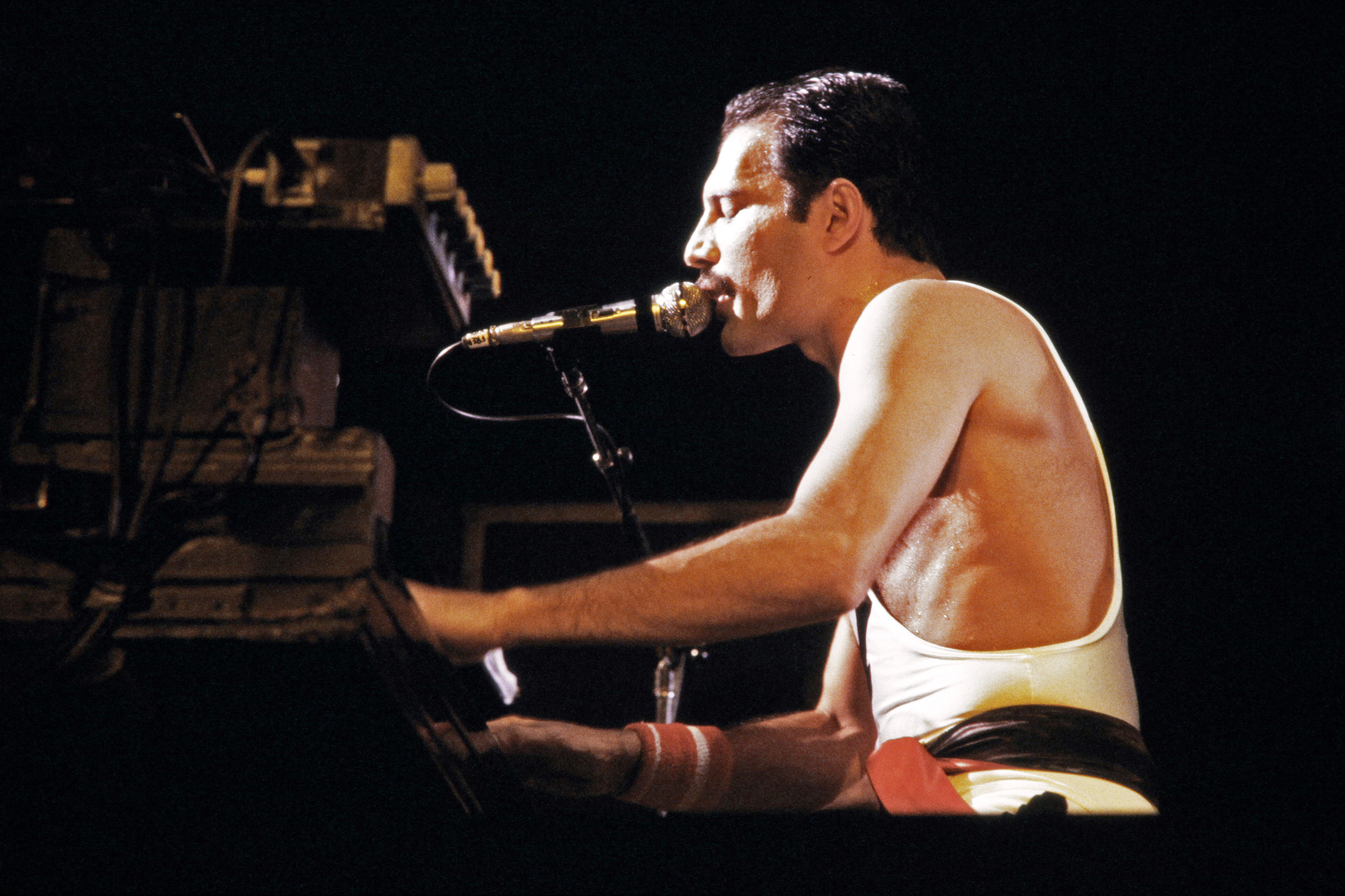Elárverezik Freddie Mercury zongoráját, színpadi ruháit és bajuszfésűjét