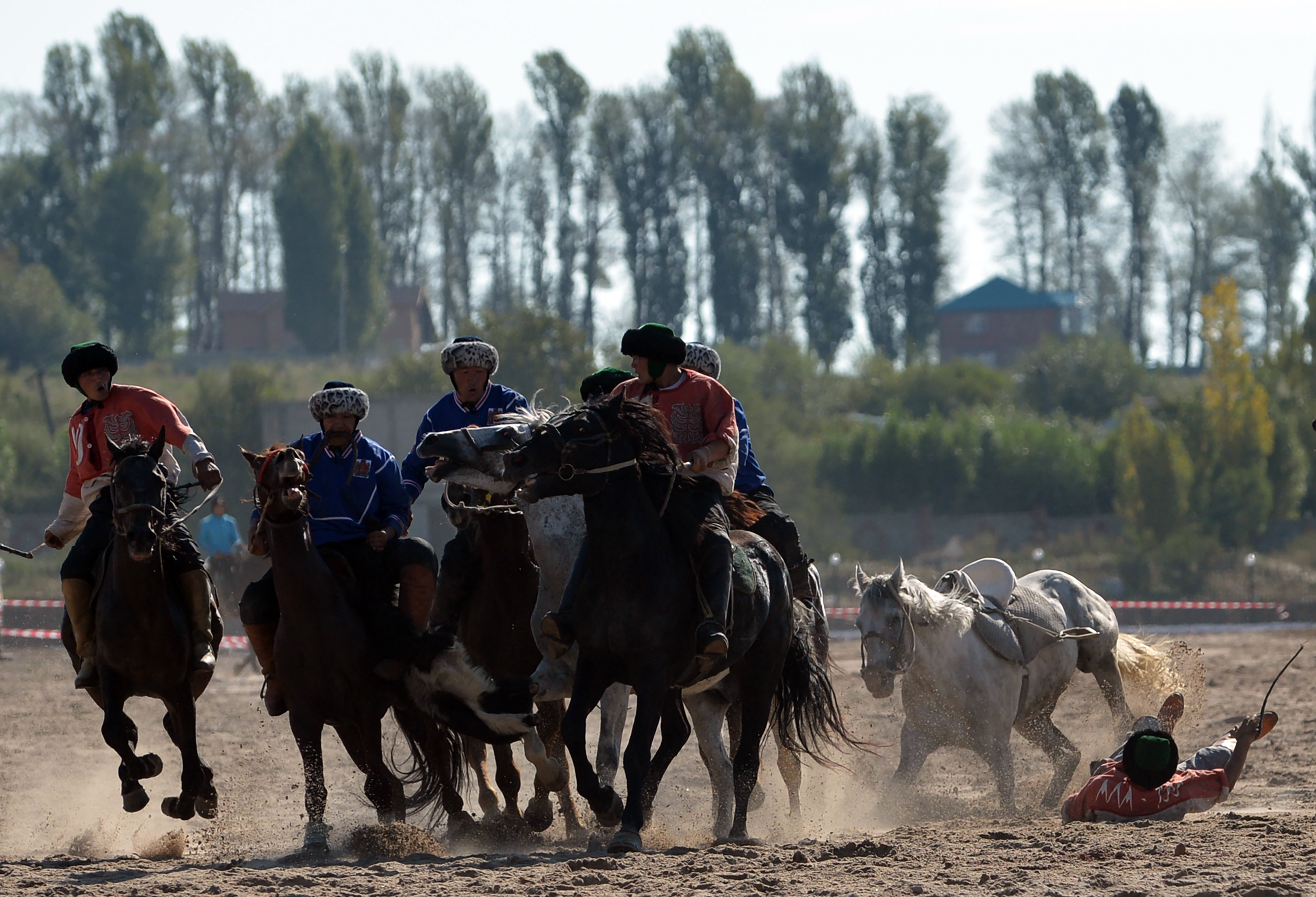 Orosz (kékben) és kínai lovasok buzkasit, más néven kok-borut vagy oglak tartiszt játszanak, aminek a célja egy kitömött kecskét megszerezni, és beledobni egy kútba (Fotó: Vjacseszlav Oszeledko / AFP)